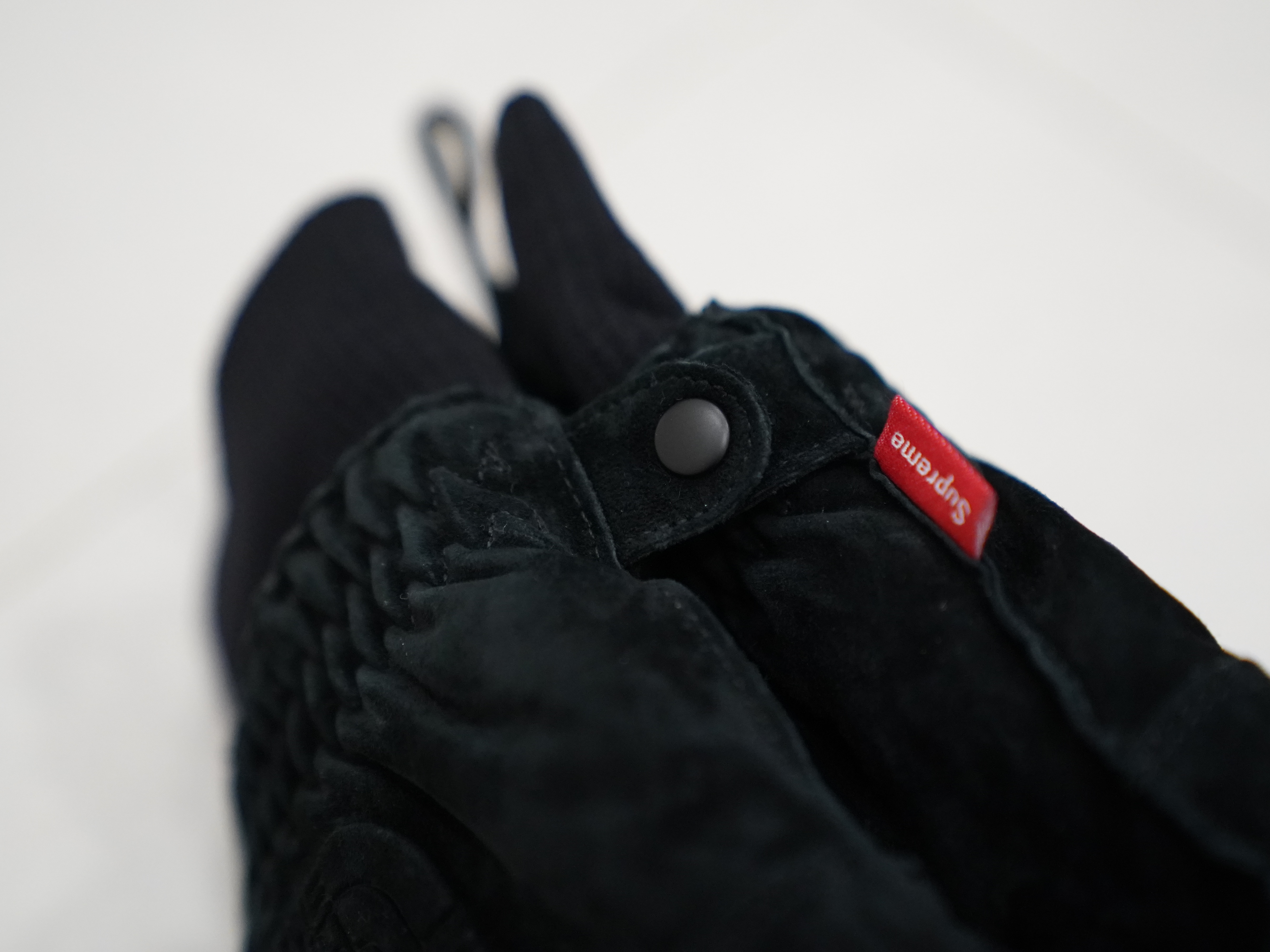 Supreme x The North Face Suede Glove Black - 23FW 착용 스타일 - 5