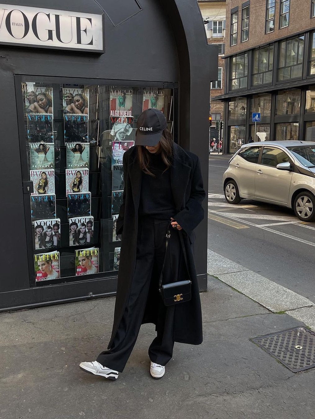 Celine Shoulder Bag Claude in Shiny Calfskin Black, Celine Teen Triomphe Bag in Shiny Calfskin Black 착용 스타일 - 4