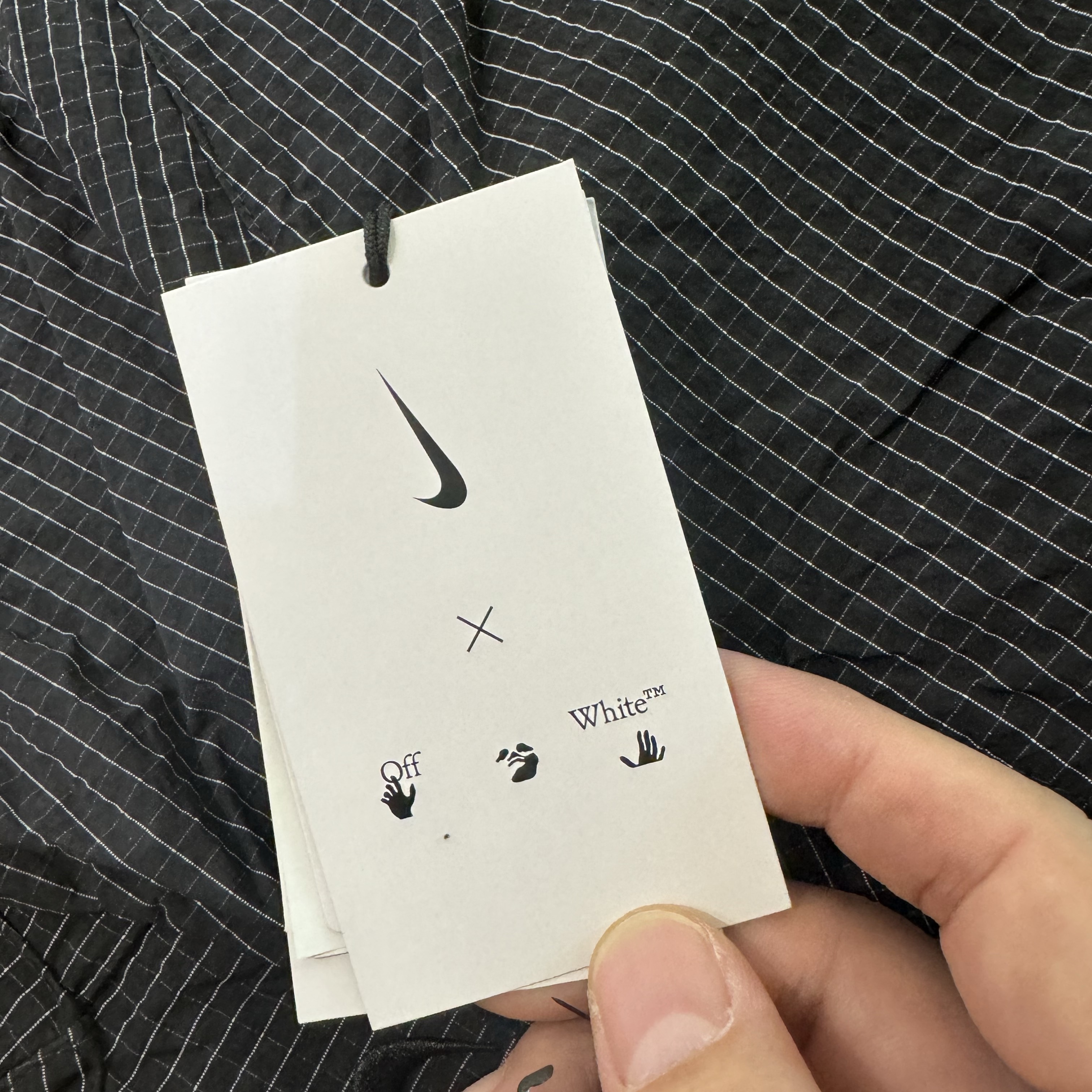 Nike x Off-White Parachute Anorak Black - Asia 착용 스타일 - 3