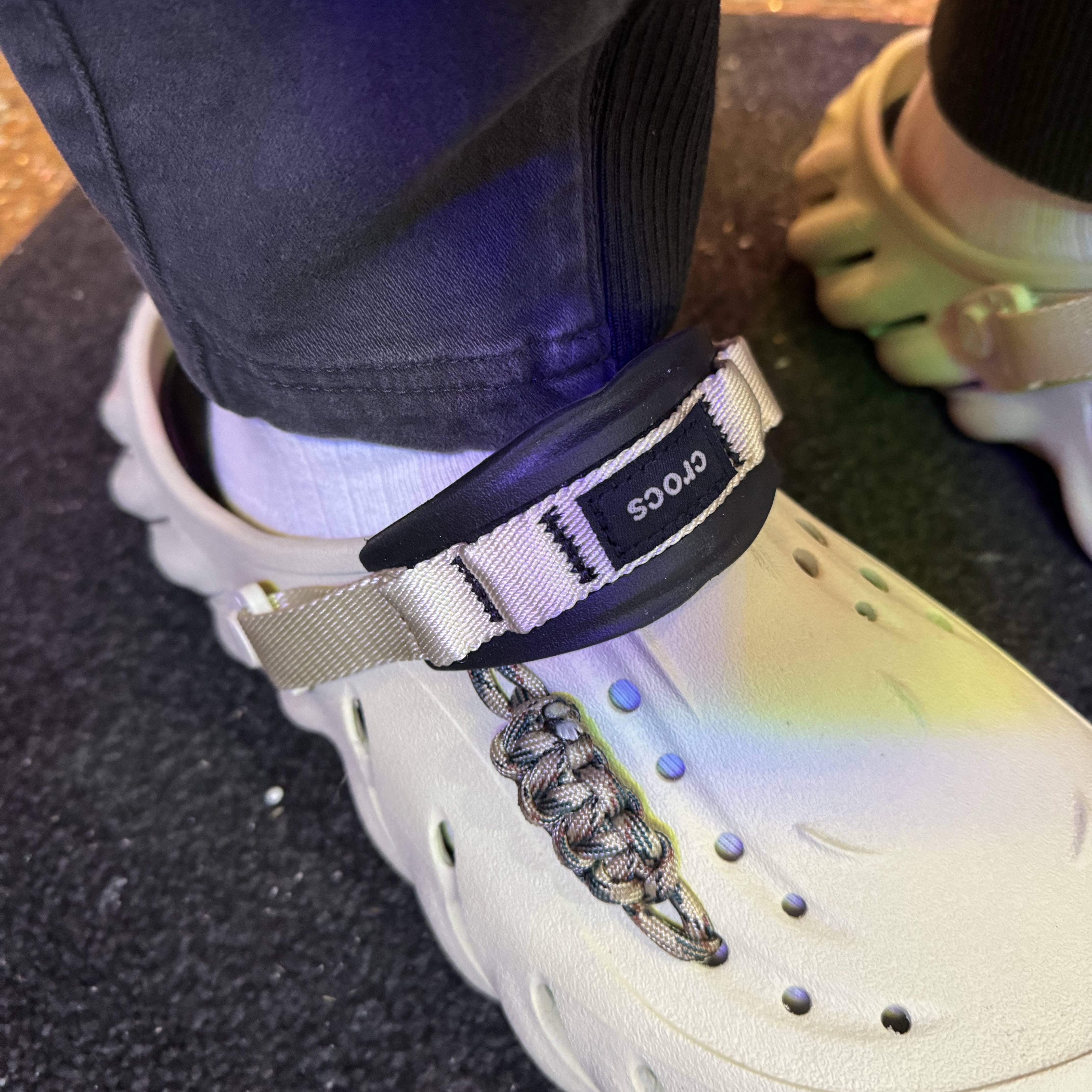 Crocs Echo Clog Bone Black 착용 스타일 - 2