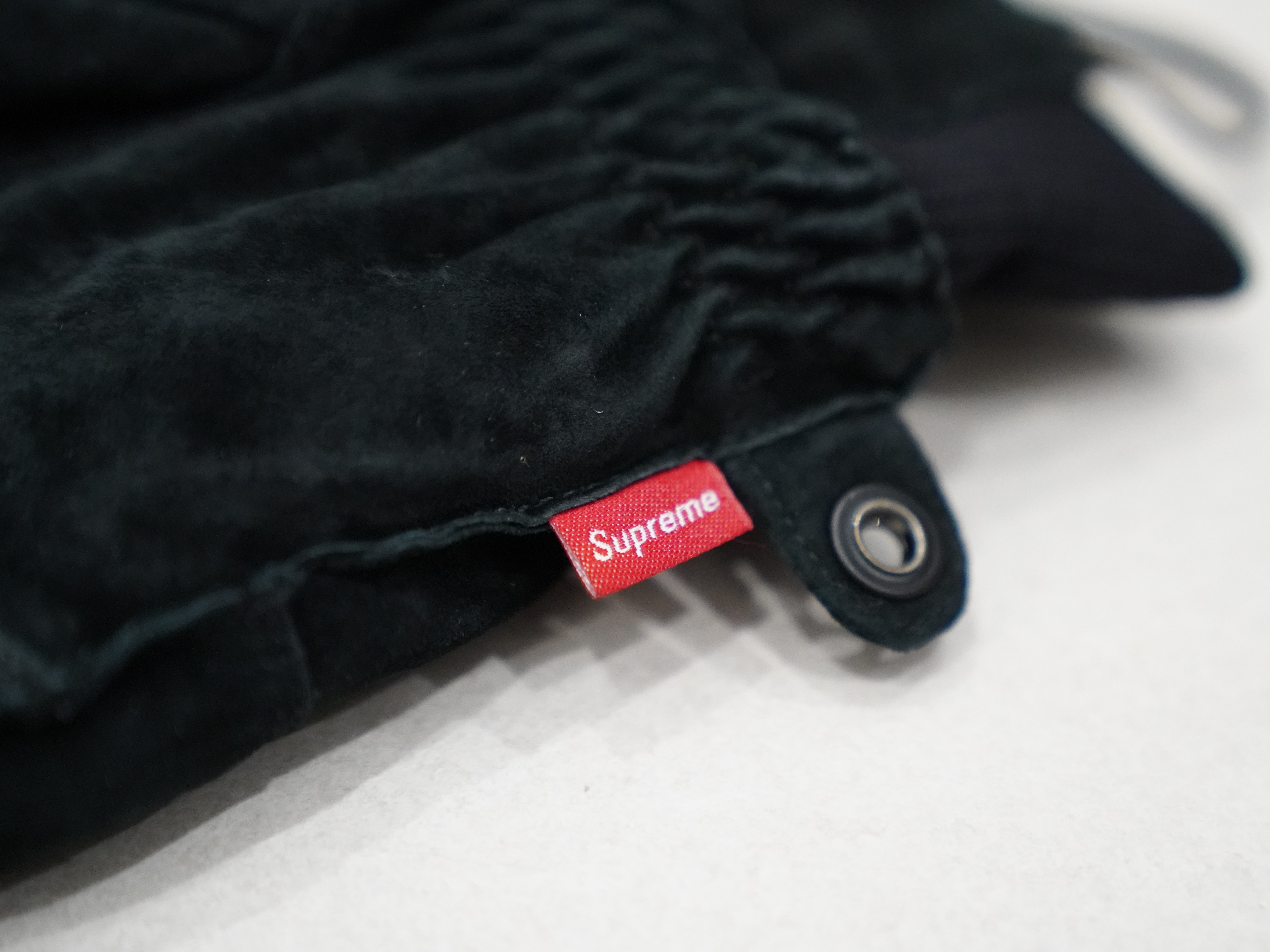 Supreme x The North Face Suede Glove Black - 23FW 착용 스타일 - 8