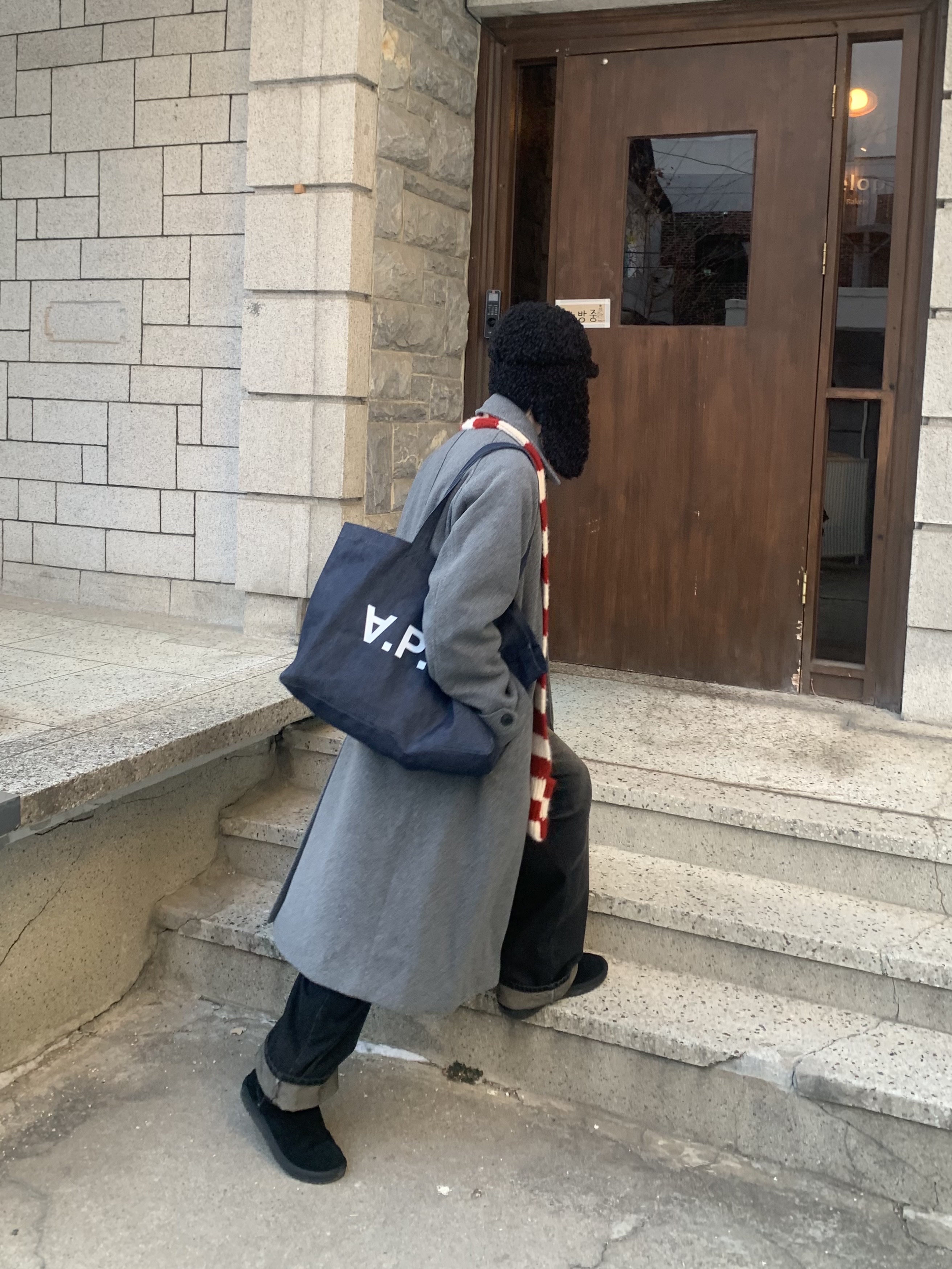 A.P.C. Daniela Shopping Bag Indigo 착용 스타일