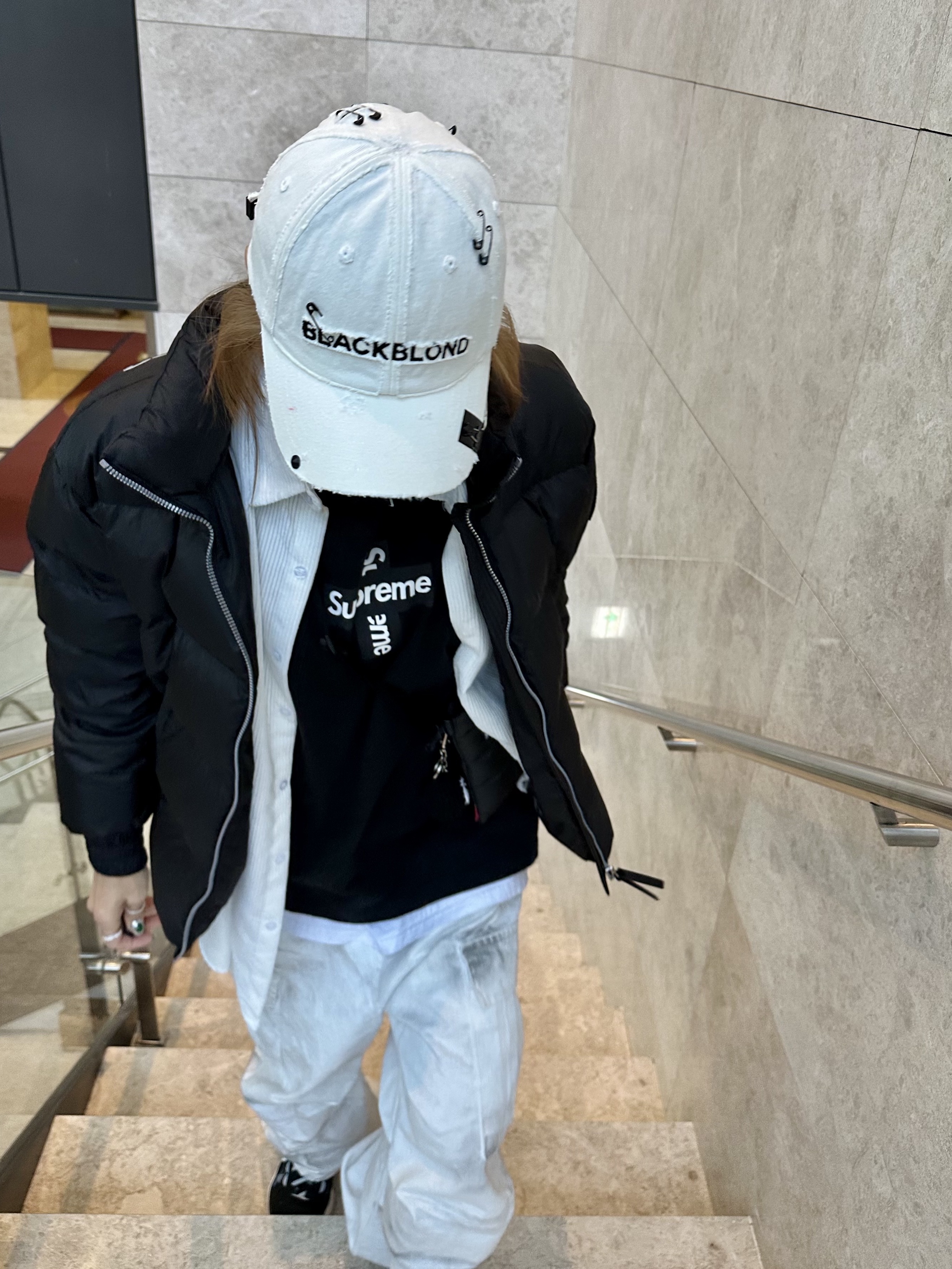 Nike x Sacai VaporWaffle Black White, Supreme Puffer Neck Pouch Black - 22FW 착용 스타일 - 4