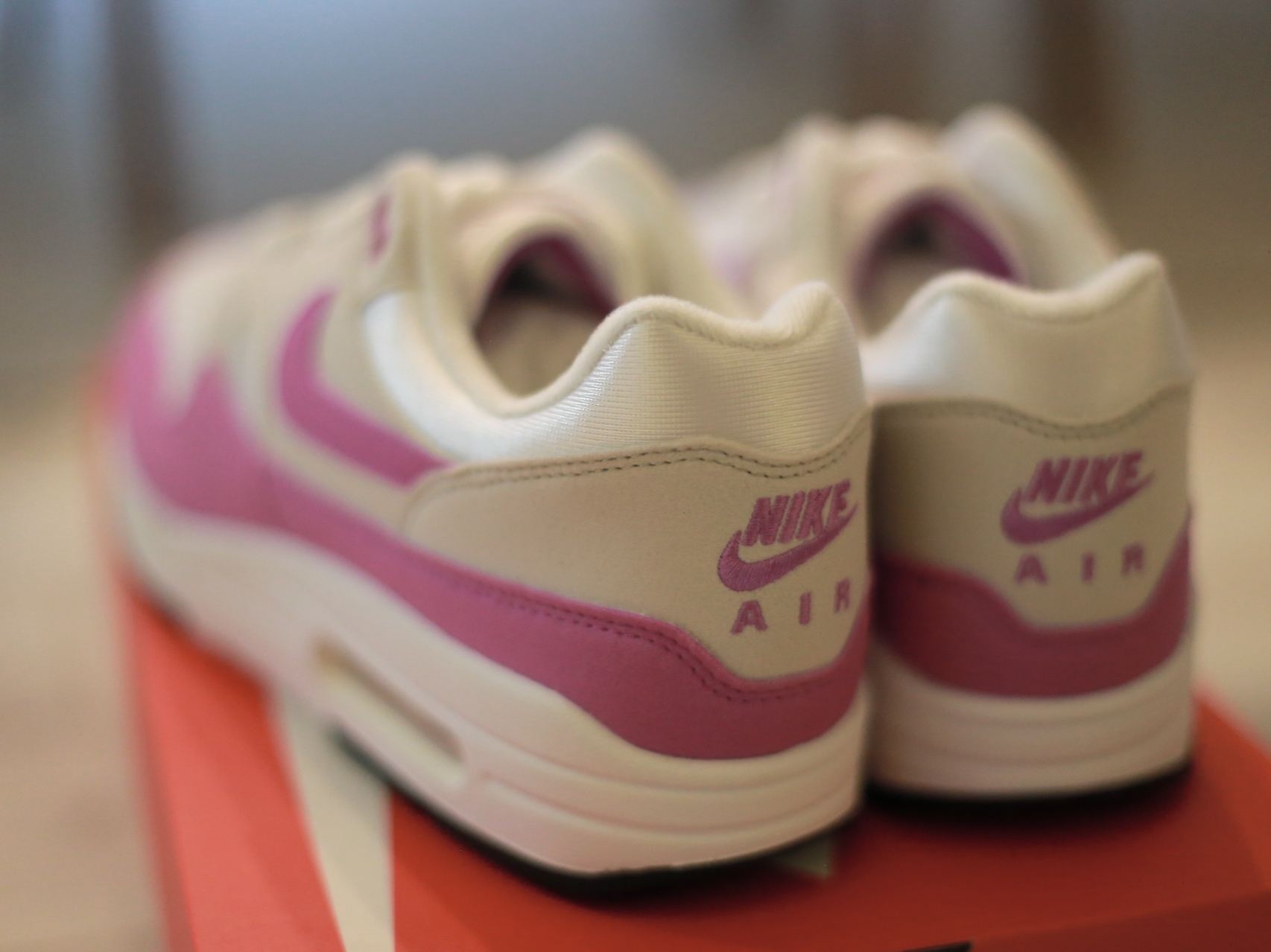 (W) Nike Air Max 1 Neutral Grey Fuchsia Dream 착용 스타일 - 3