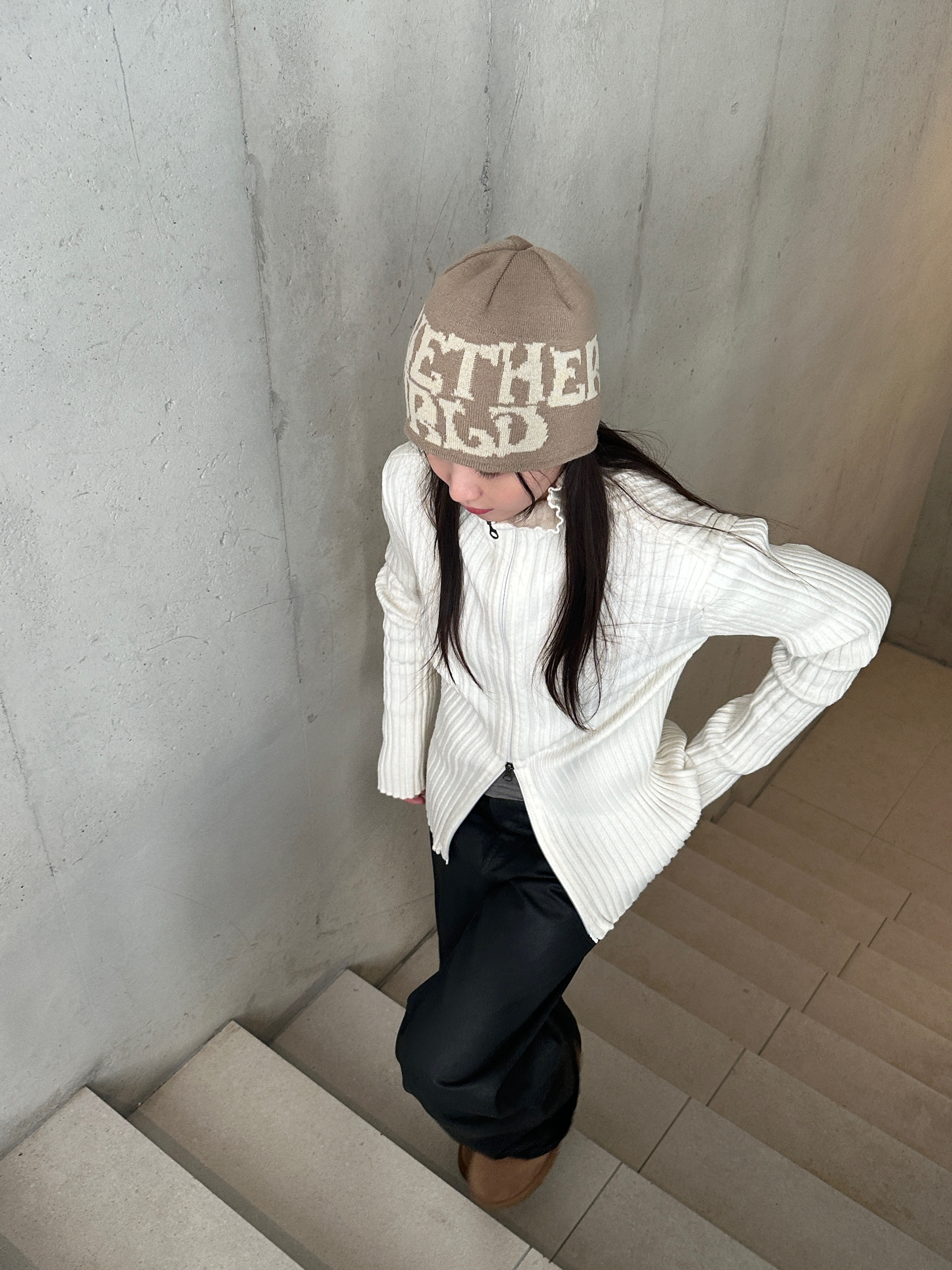 Netherworld Logo Beanie Sand 착용 스타일 - 2