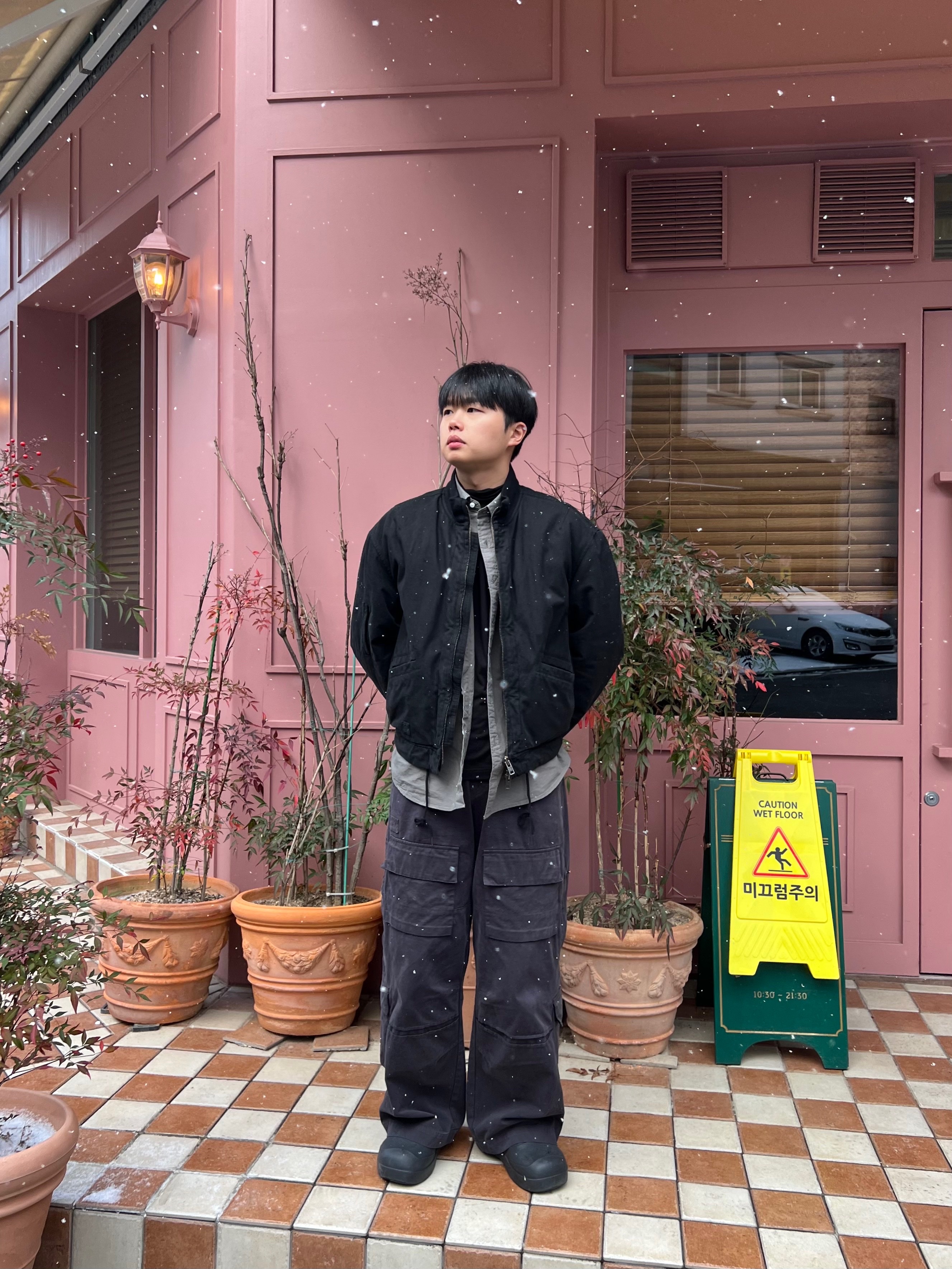 Polyteru x Nomanual Dyed Cargo Pants Charcoal 착용 스타일 - 1