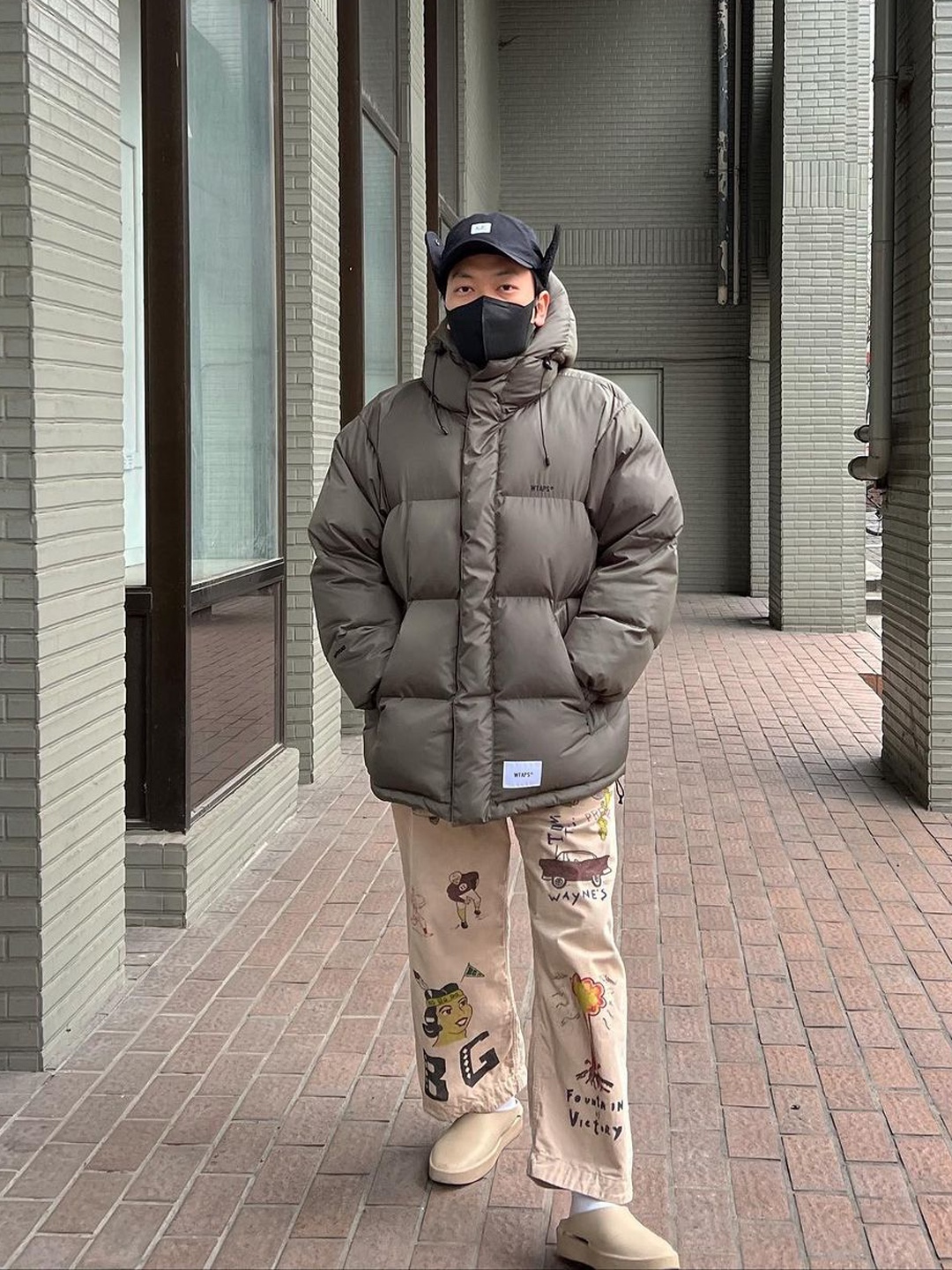 Jacquemus La Cagoule Bricciola Puffed Ear Flap Hat Navy, Palace Posh Earflap Cap Black - 22FW 착용 스타일 - 4