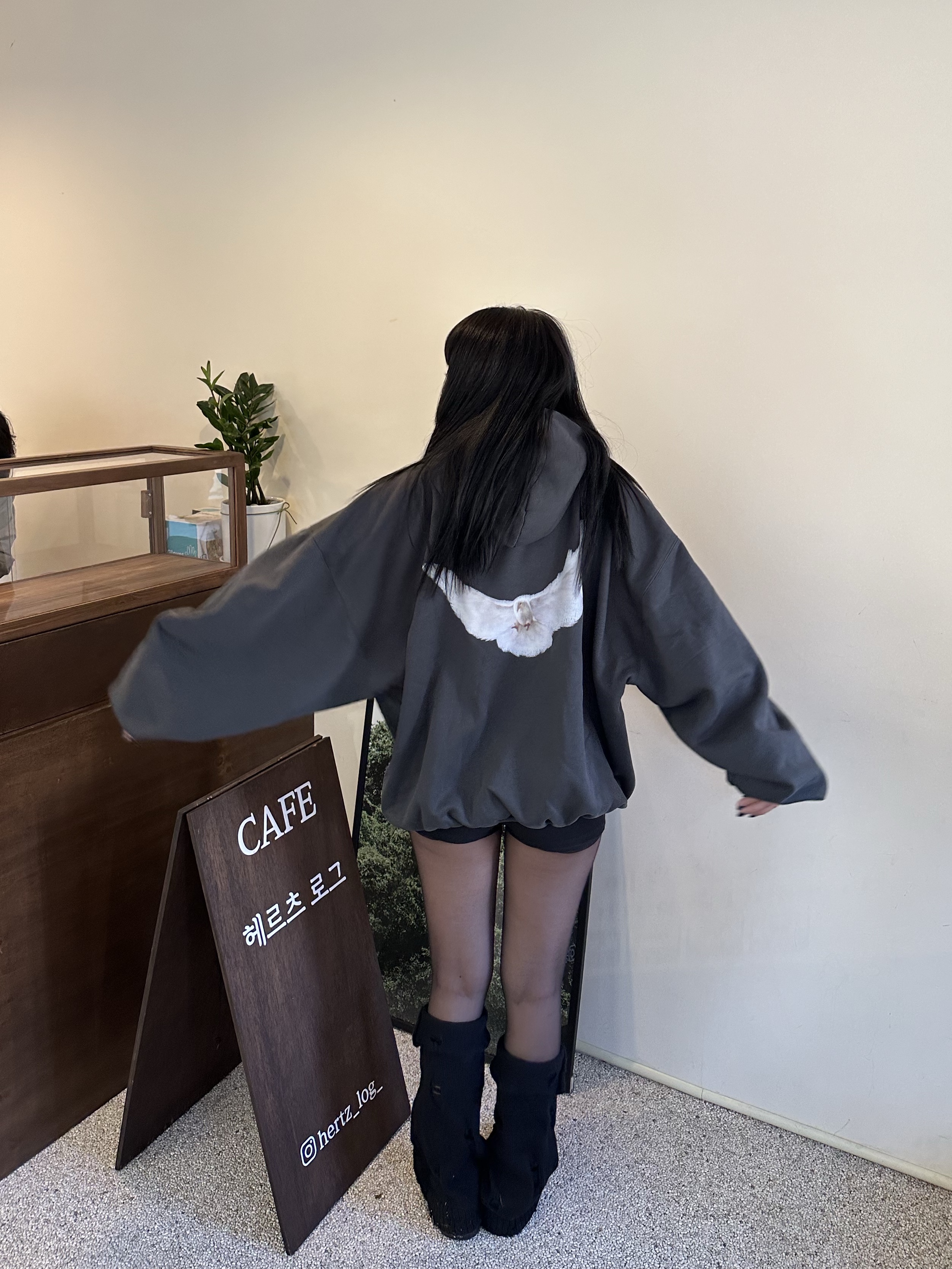 Yeezy Gap Engineered By Balenciaga Dove Hoodie Black, Jordan 1 x Travis Scott Retro Low OG SP Black Phantom 착용 스타일 - 4