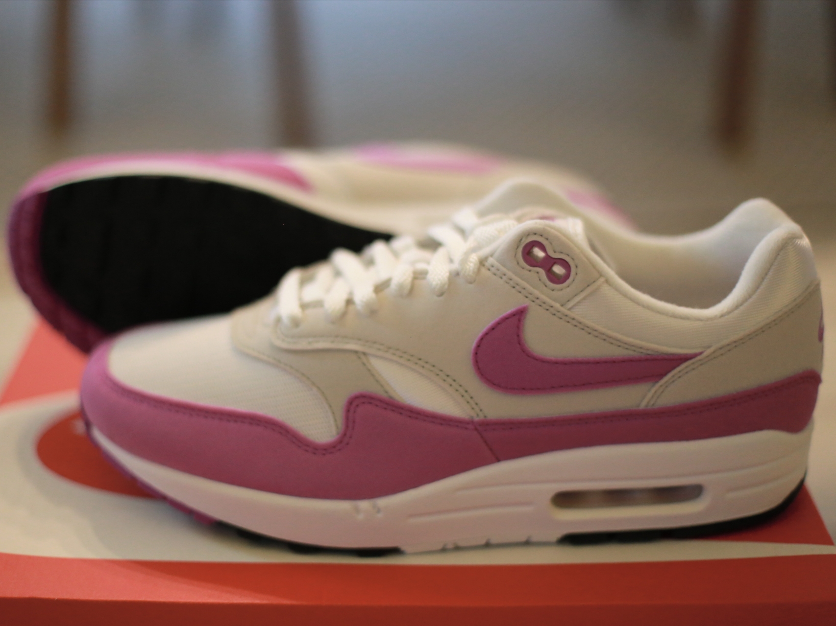 (W) Nike Air Max 1 Neutral Grey Fuchsia Dream 착용 스타일 - 4