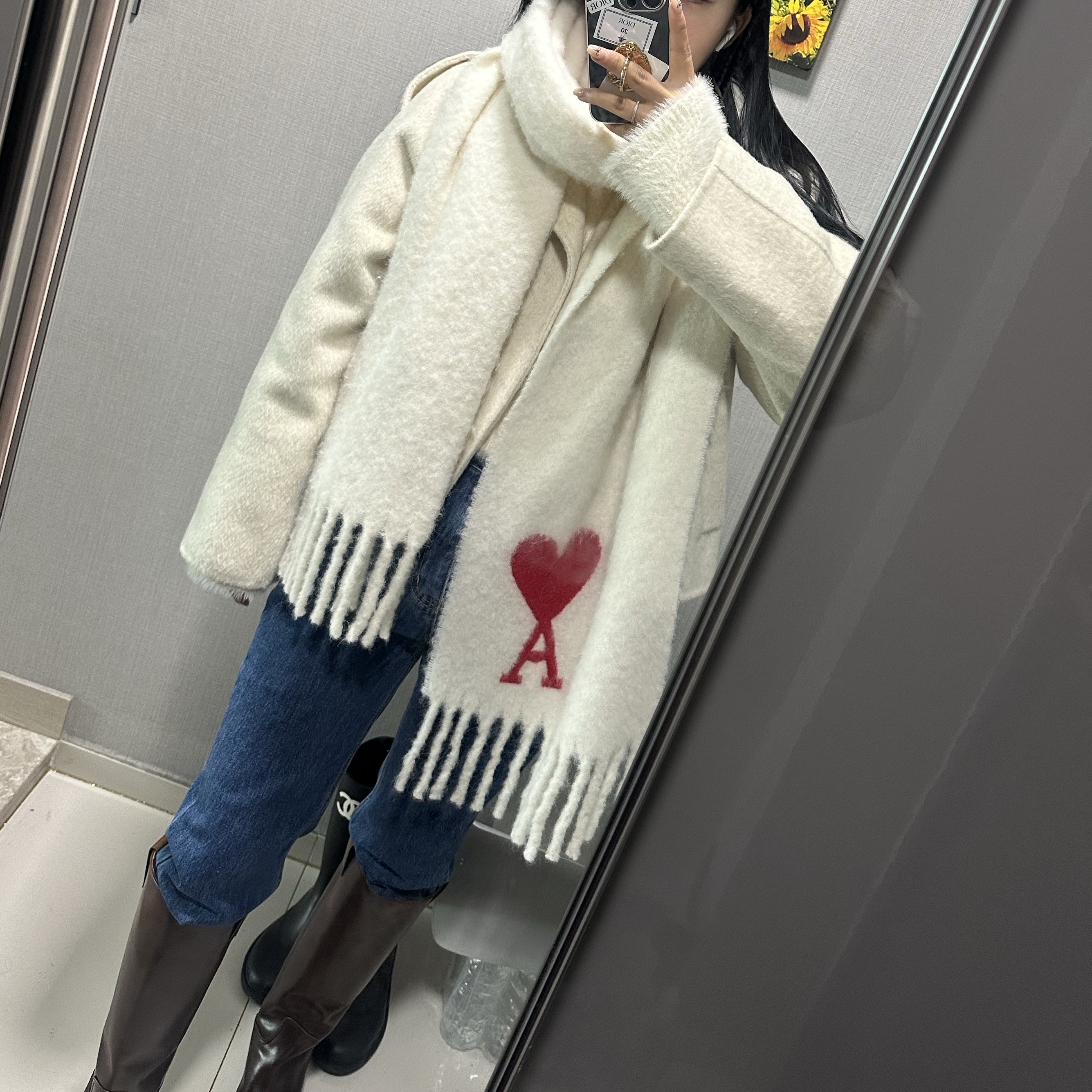 AMI de Coeur Oversize Muffler Off White 착용 스타일