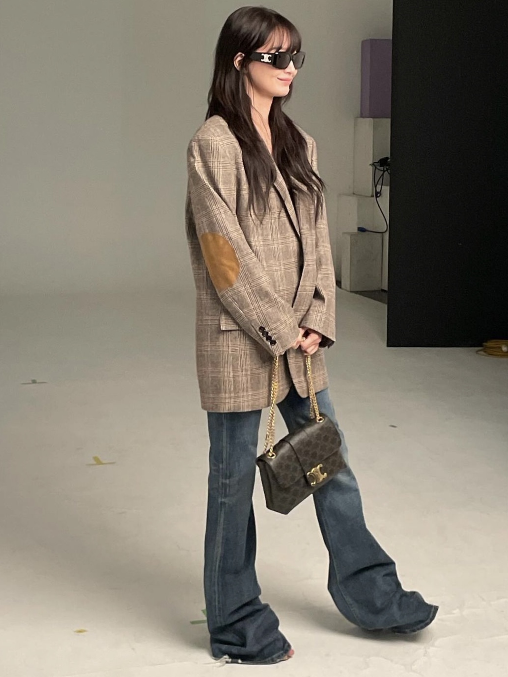 (W) 셀린느 트리옹프 08 아세테이트 선글라스 블랙, 셀린느 트리옹프 캔버스 체인 숄더백 트리옹프 탄 착용 스타일