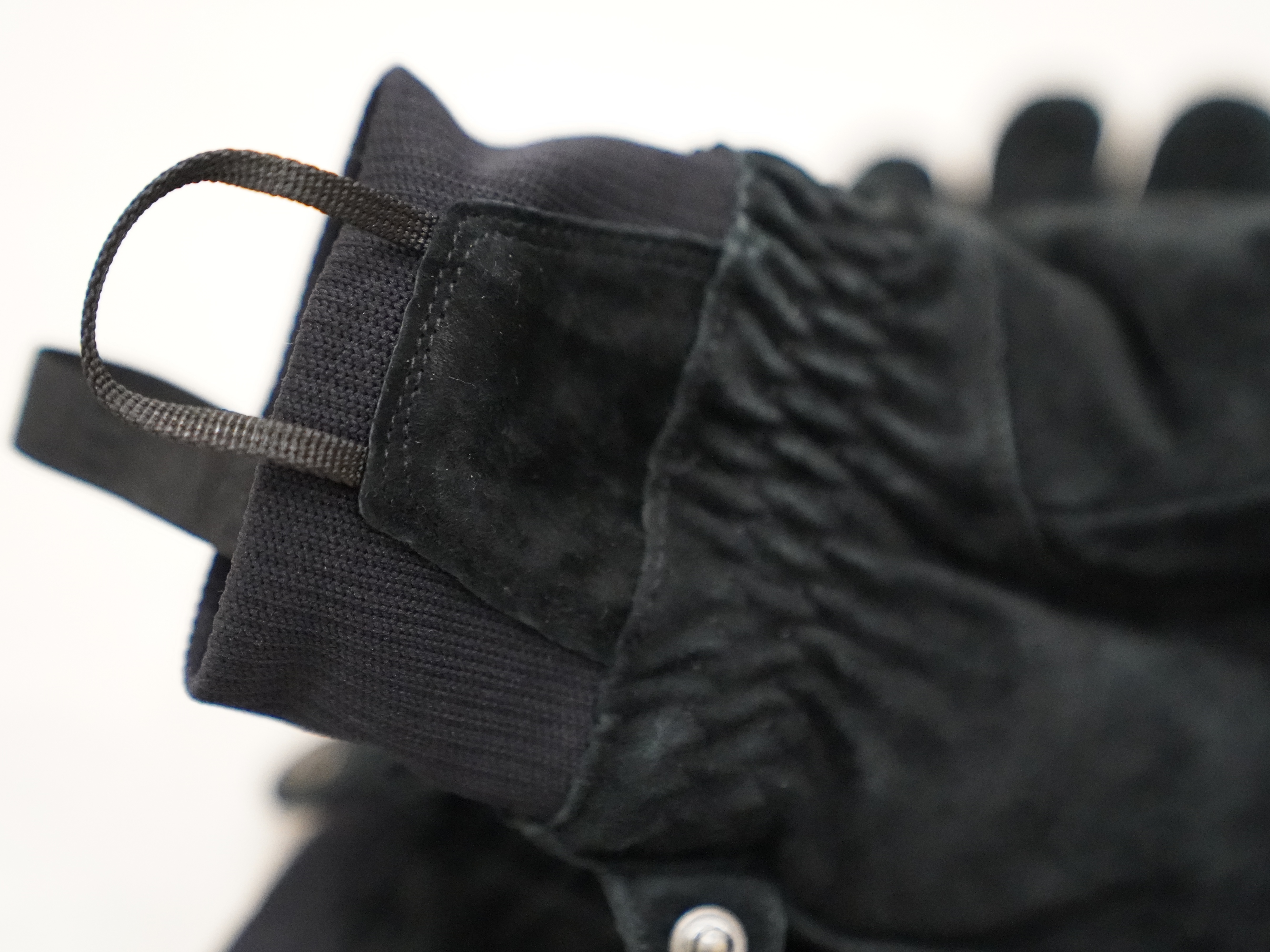 Supreme x The North Face Suede Glove Black - 23FW 착용 스타일 - 4