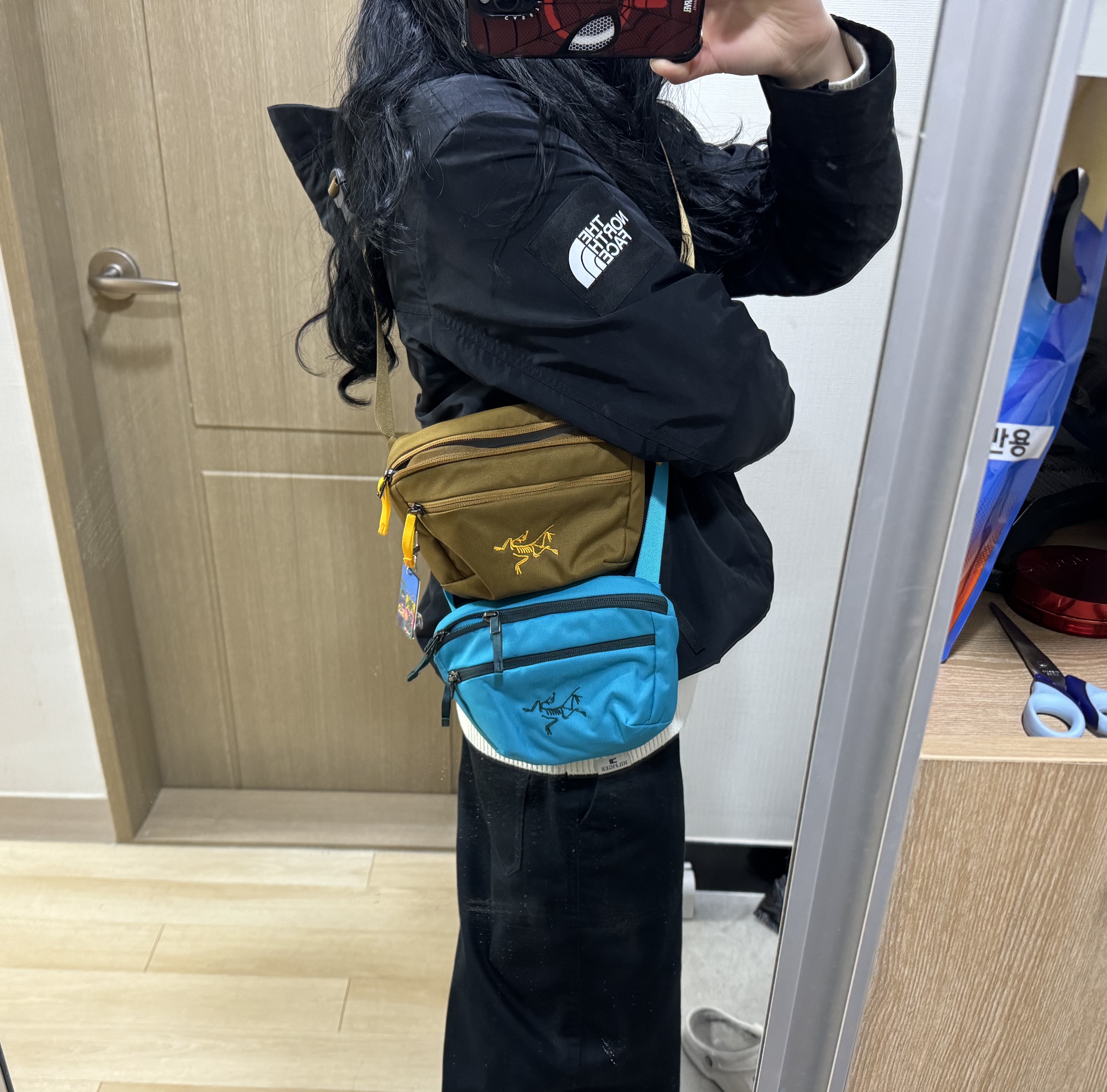 Arc'teryx Mantis 1 Waistpack Relic, The North Face White Label Martis Jacket SP Black 착용 스타일