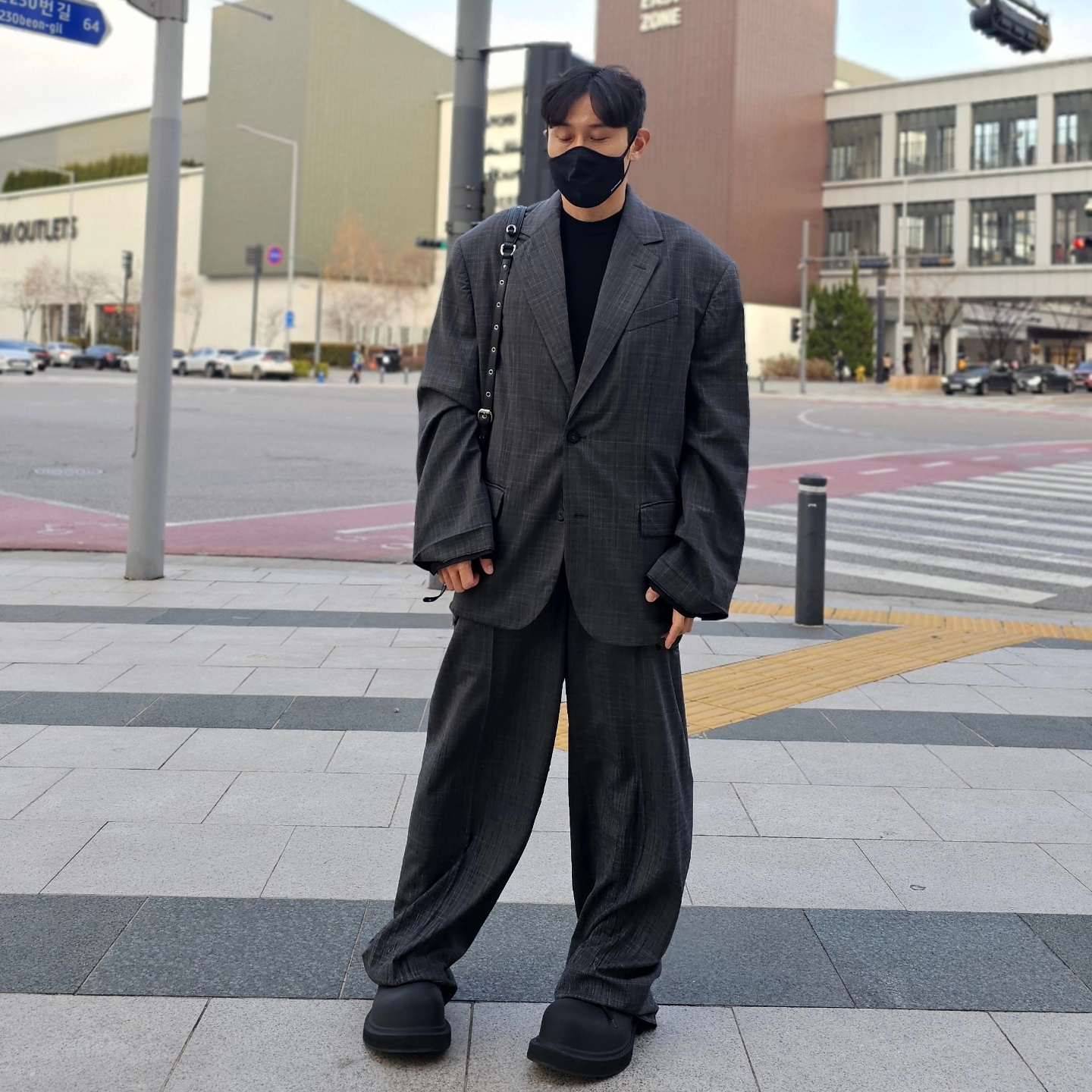 (W) Balenciaga Shredded Tailored Pants Grey, Balenciaga Skater Tailored Blazer Grey 착용 스타일 - 2