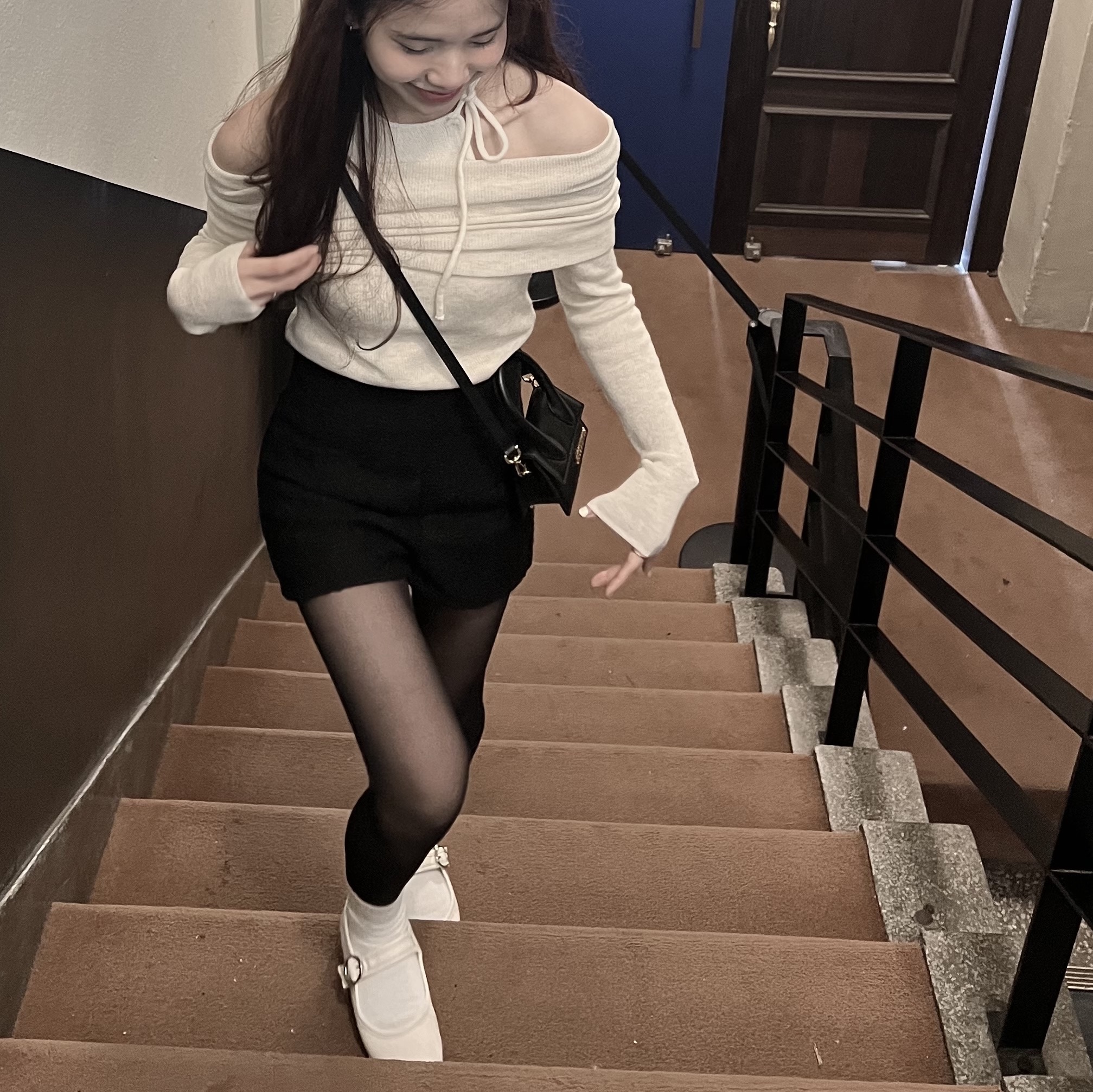 자크뮈스 르 치키토 시그니쳐 레더 미니 핸드백 블랙 착용 스타일 - 3