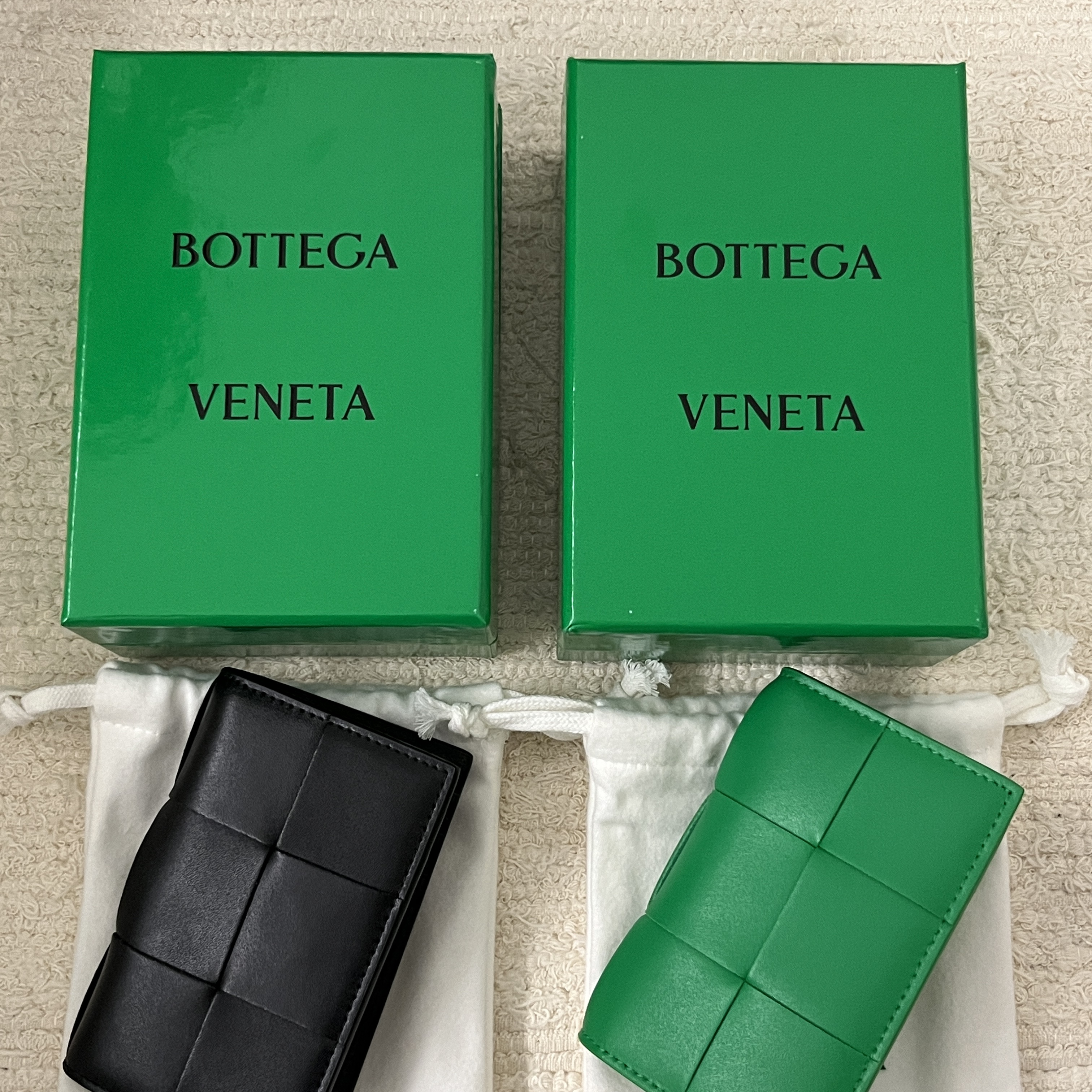 Bottega Veneta Flap Card Case Parakeet 착용 스타일