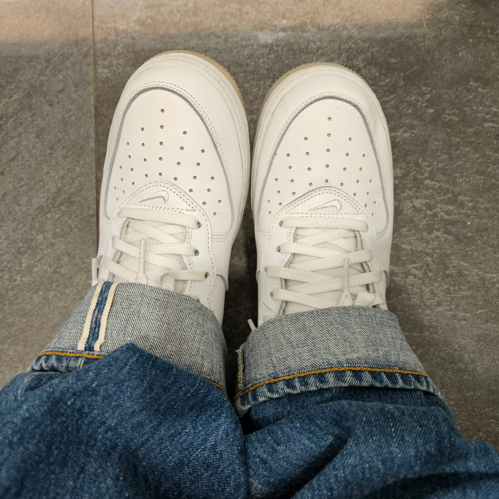 Nike Air Force 1 Mid '07 Color of the Month Summit White 착용 스타일 - 2