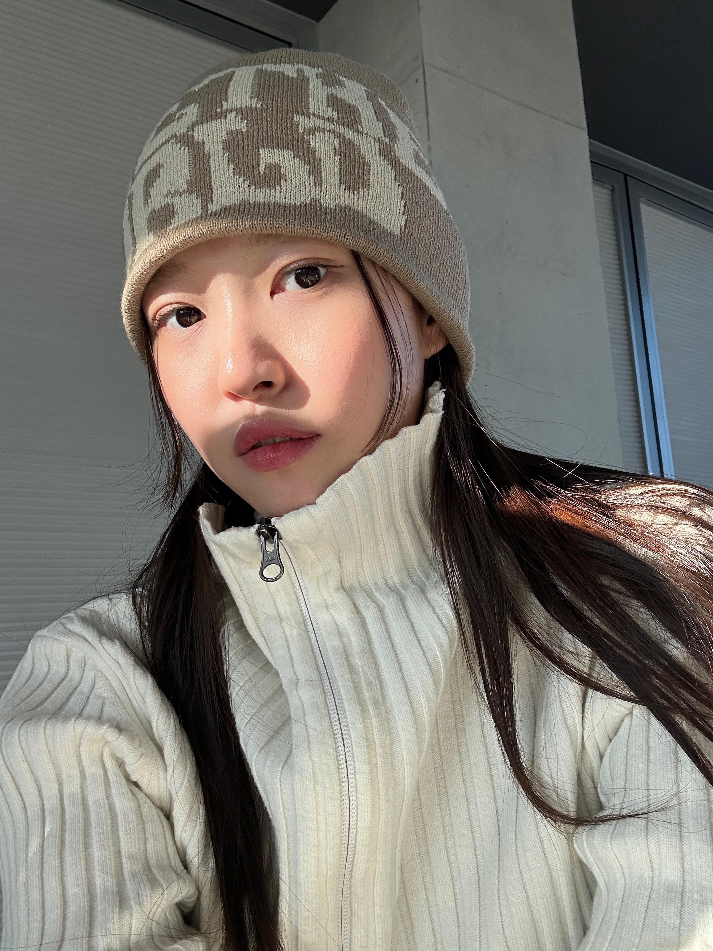Netherworld Logo Beanie Sand 착용 스타일 - 1