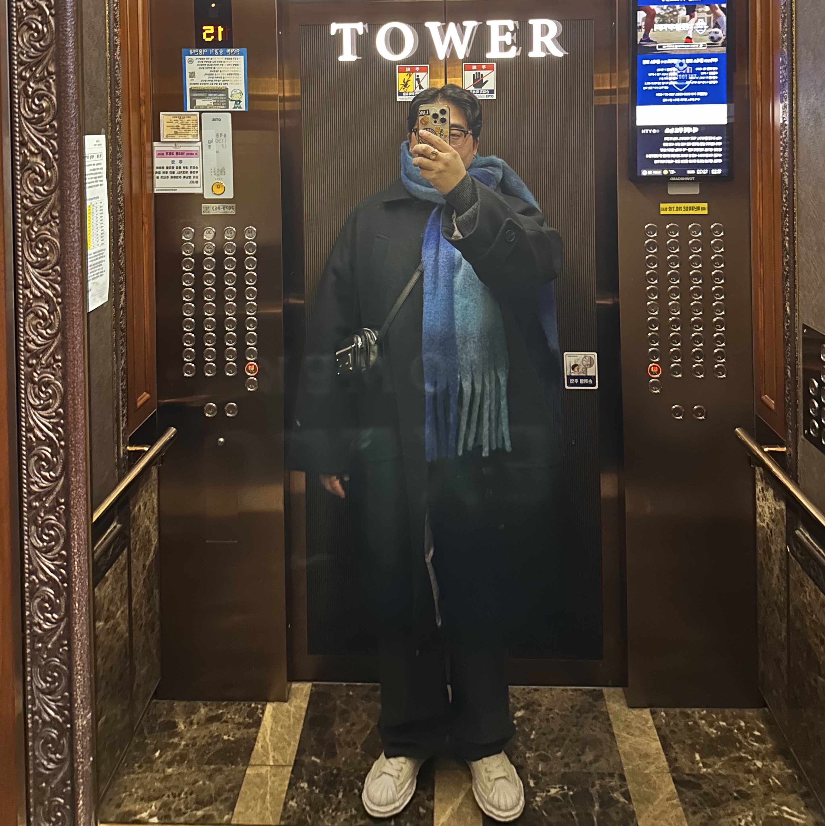 Undermycar Legion.02 Balmacaan Oversized Wool Coat Black, Maison Mihara Yasuhiro Blakey OG Sole Canvas Low-top Sneakers White 착용 스타일 - 1