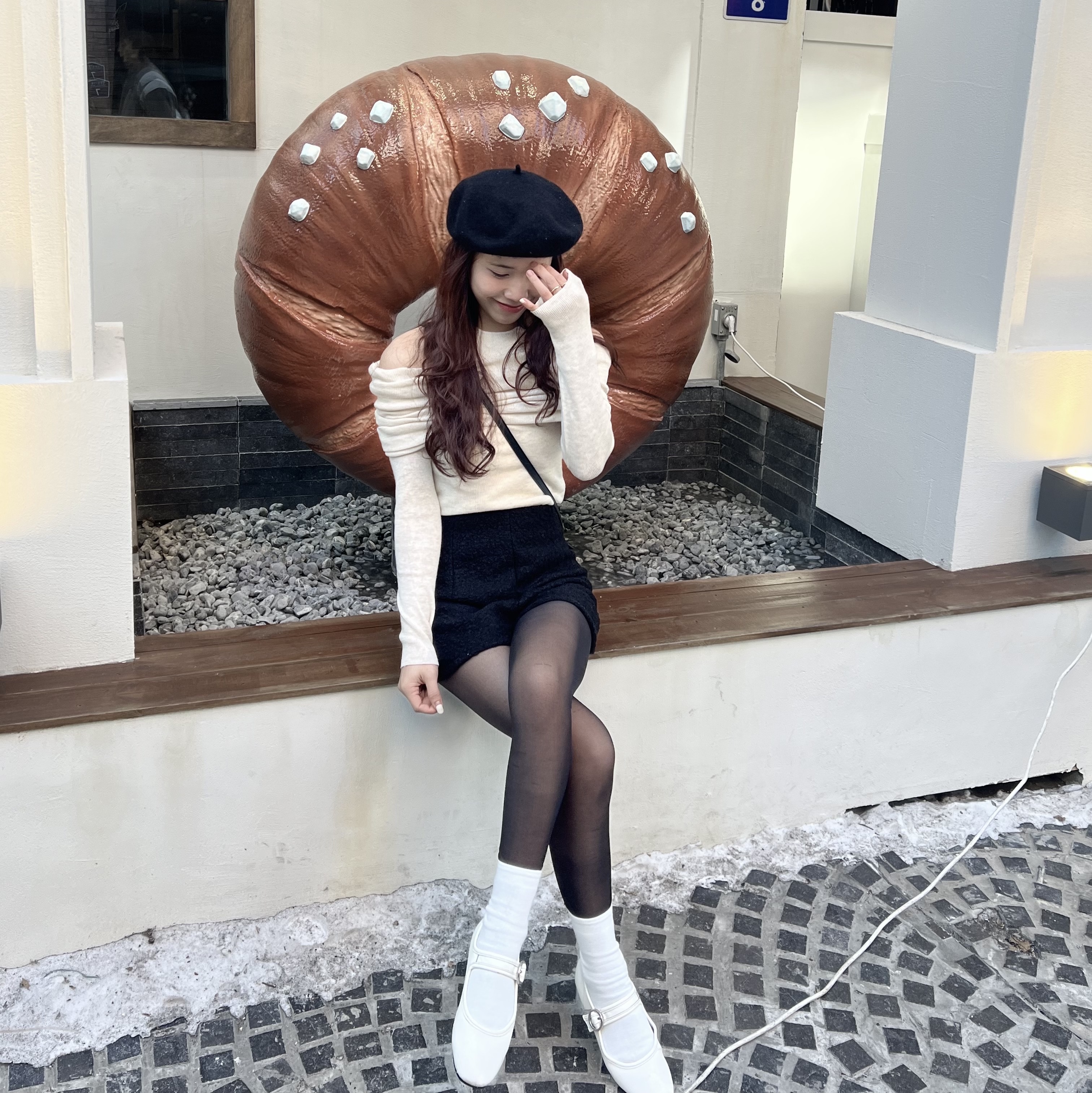 자크뮈스 르 치키토 시그니쳐 레더 미니 핸드백 블랙 착용 스타일 - 2