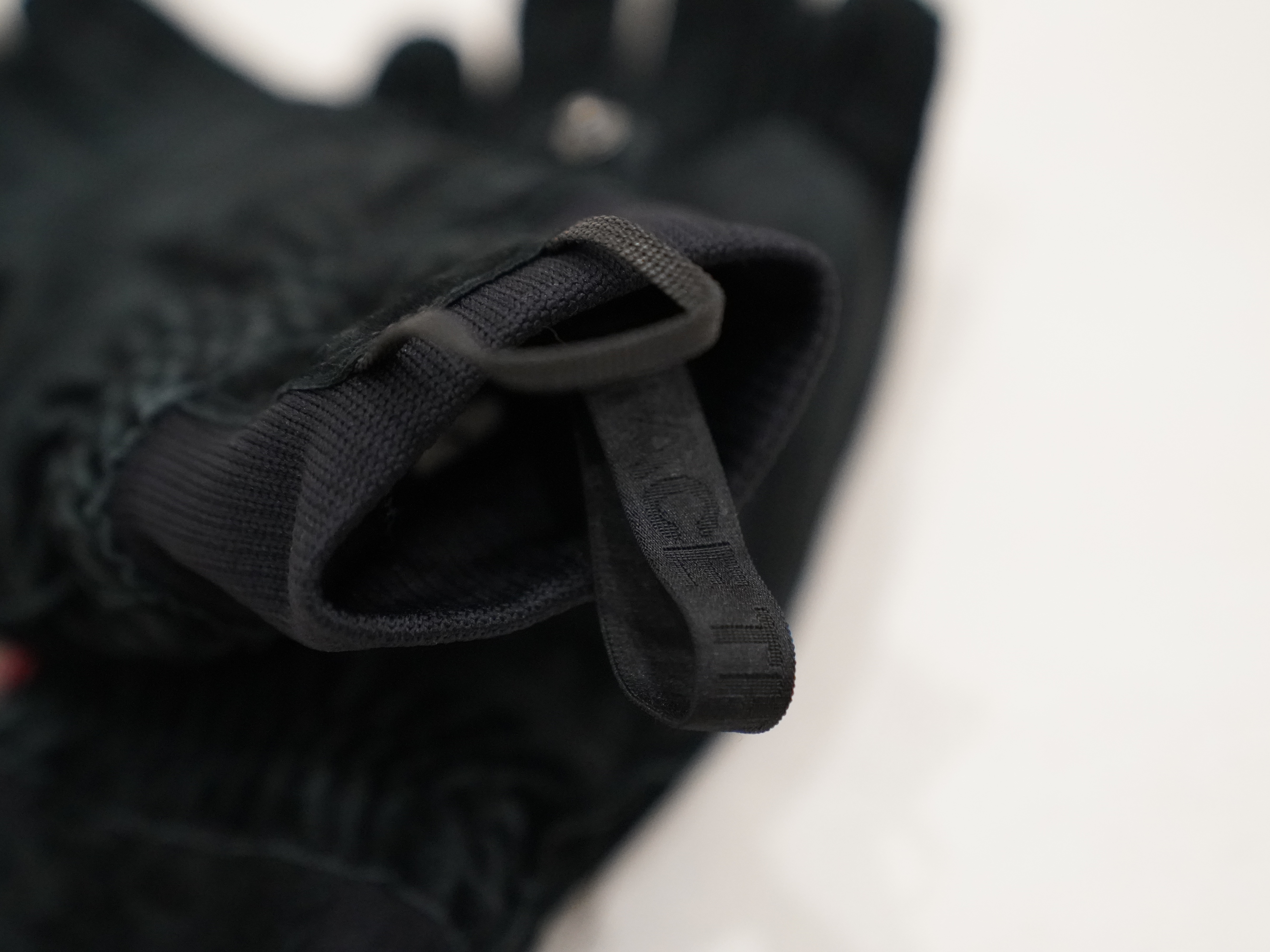 Supreme x The North Face Suede Glove Black - 23FW 착용 스타일 - 3