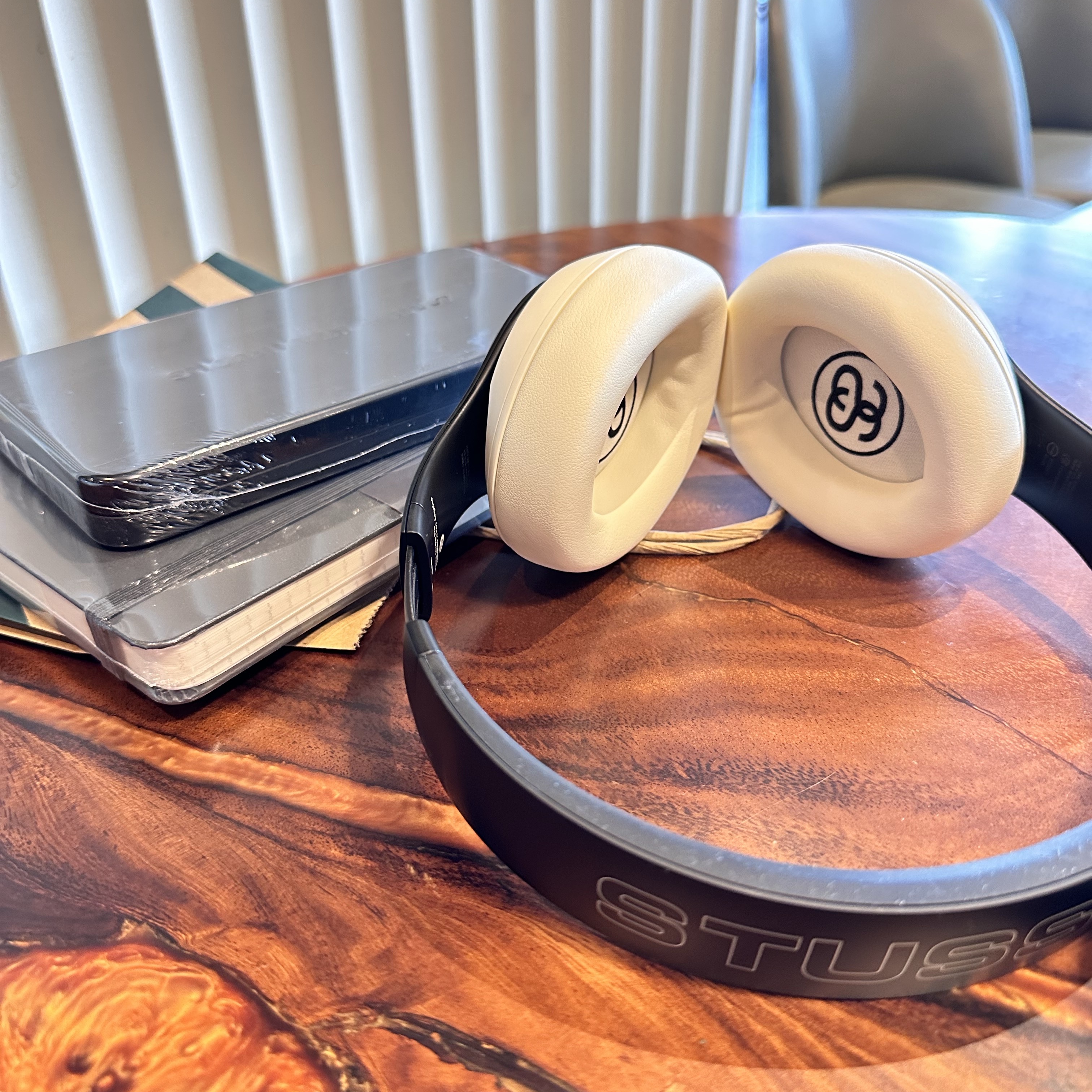 Stussy x Beats Studio Pro Wireless Headphone Black (Korean Ver.) 착용 스타일