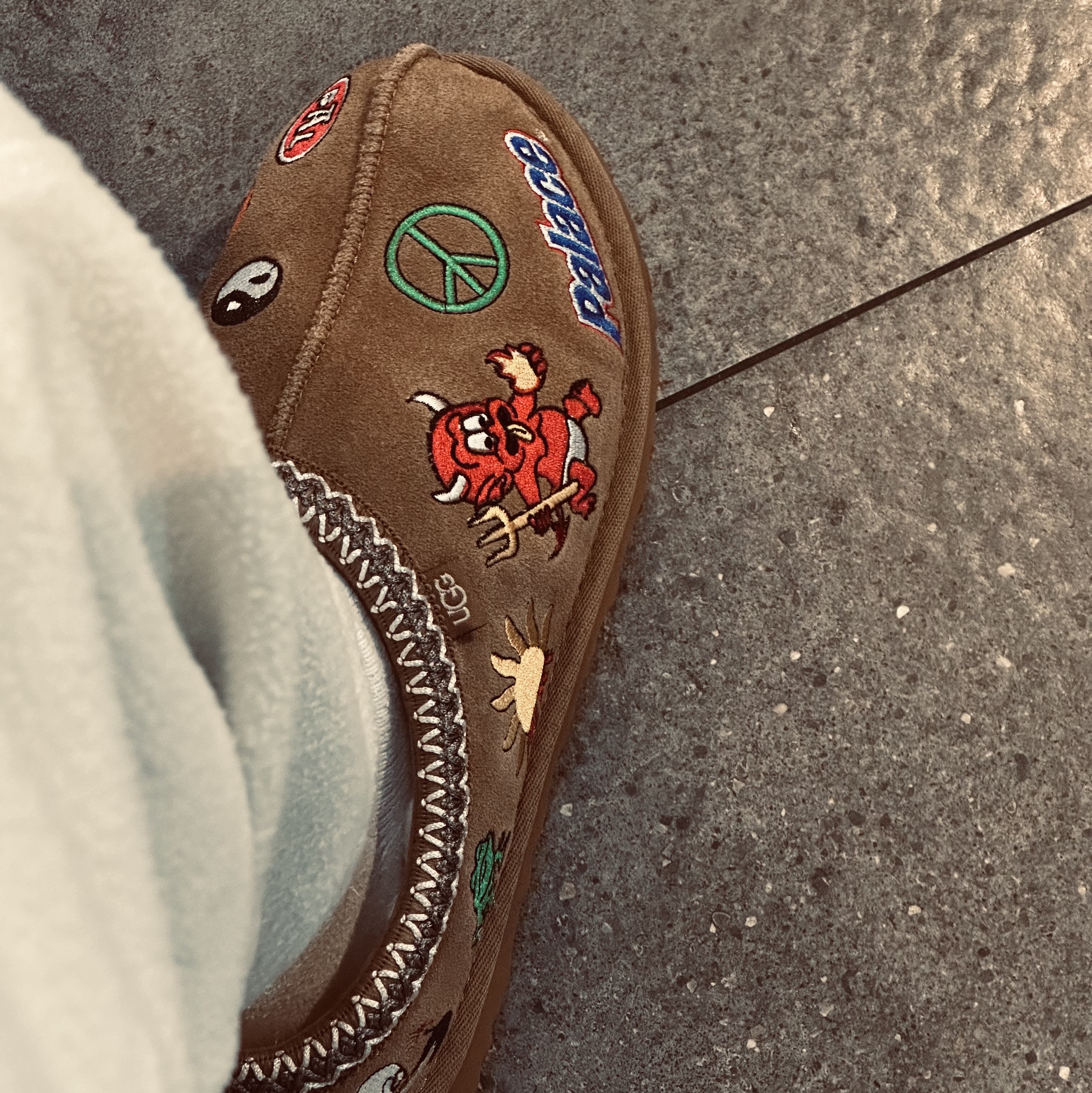 UGG x Palace Tasman Slipper Chestnut 착용 스타일 - 1