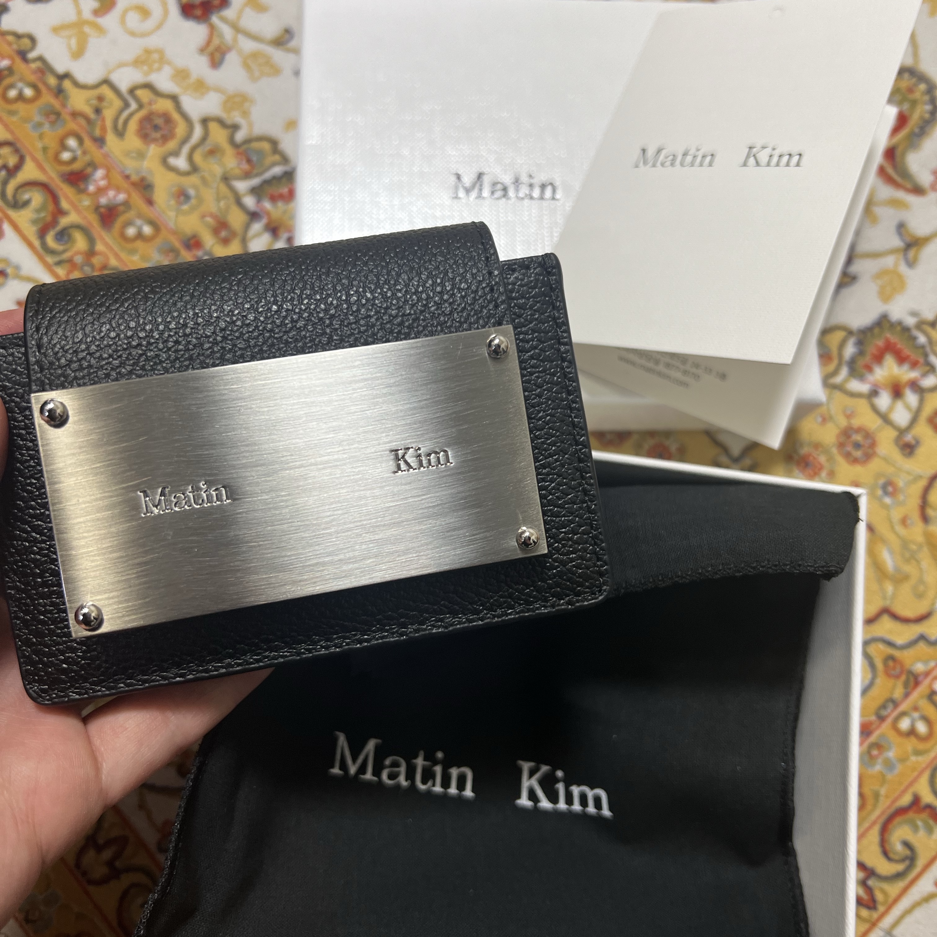 Matin Kim Accordion Wallet Black 착용 스타일
