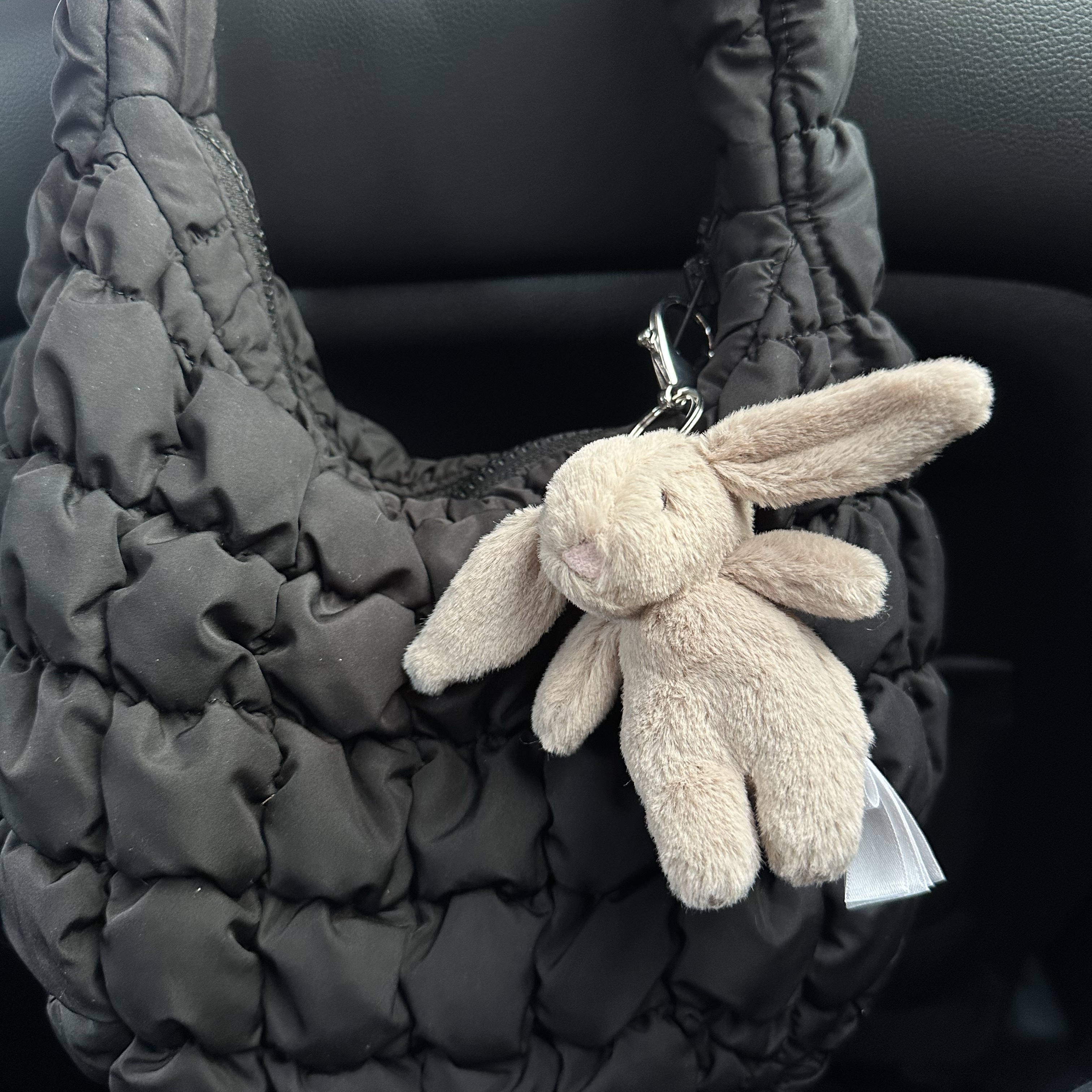 Jellycat Bashful Bunny Bag Charm Beige, COS Quilted Mini Bag Black 착용 스타일