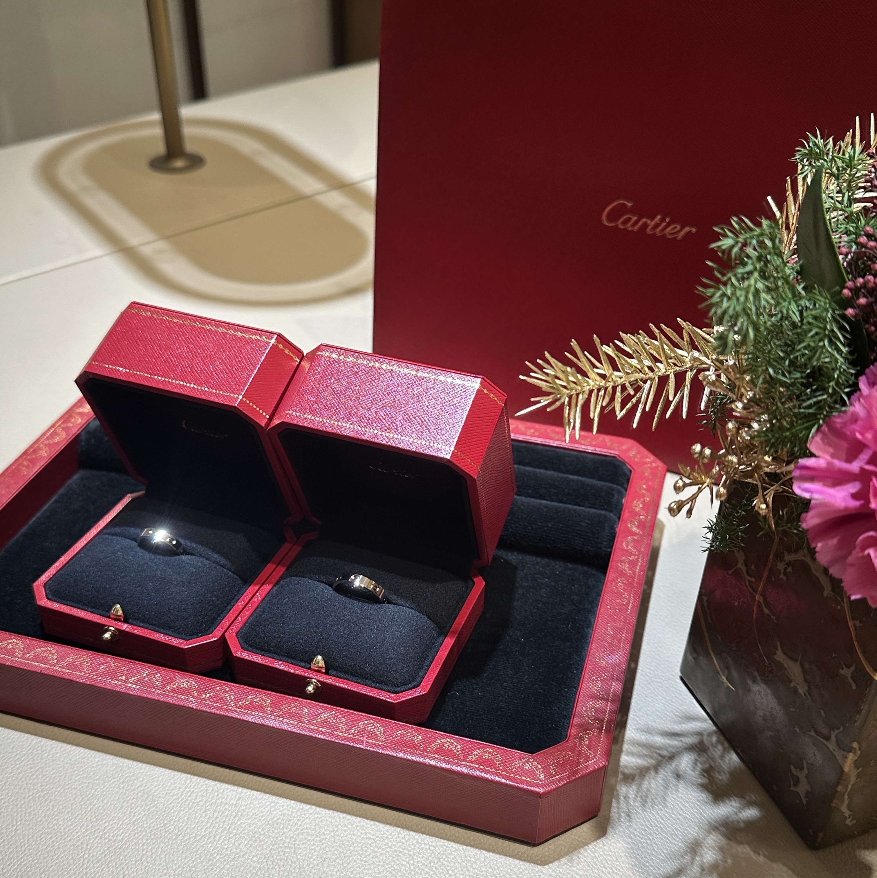 Cartier Love Wedding Band White Gold 착용 스타일