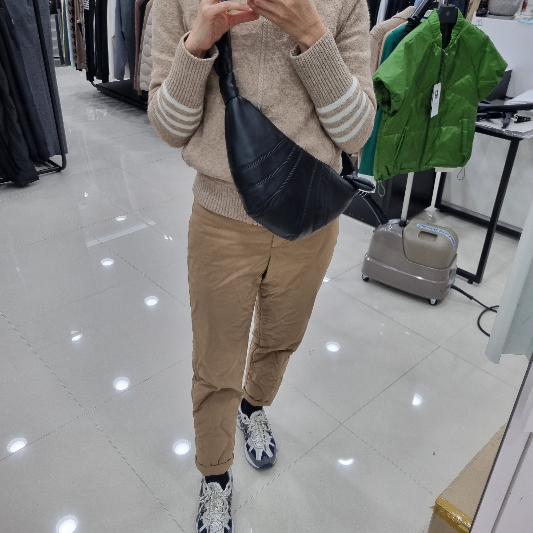 Lemaire Small Croissant Bag Soft Nappa Leather Black 착용 스타일