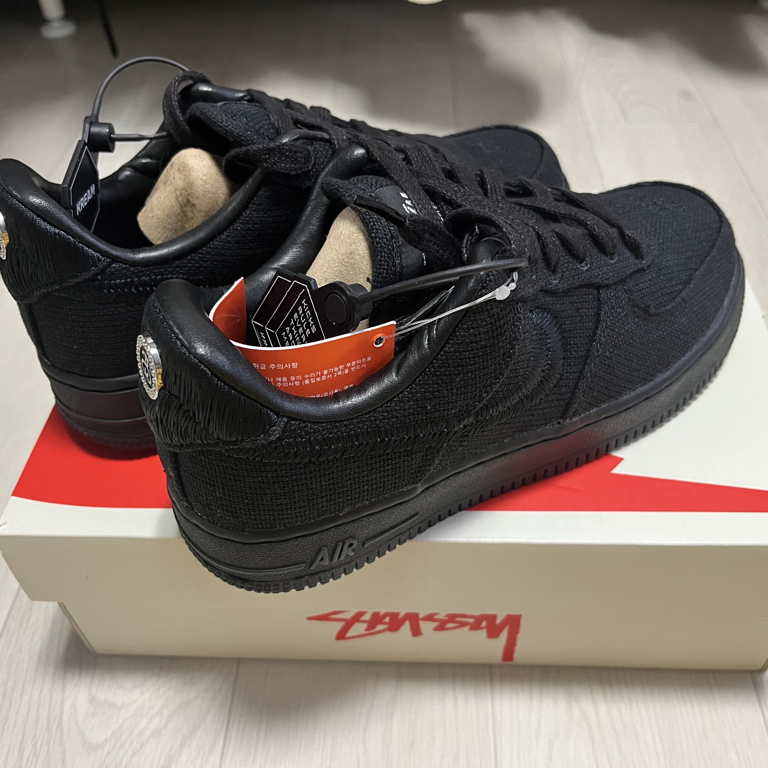 Nike x Stussy Air Force 1 Low Triple Black 착용 스타일 - 2