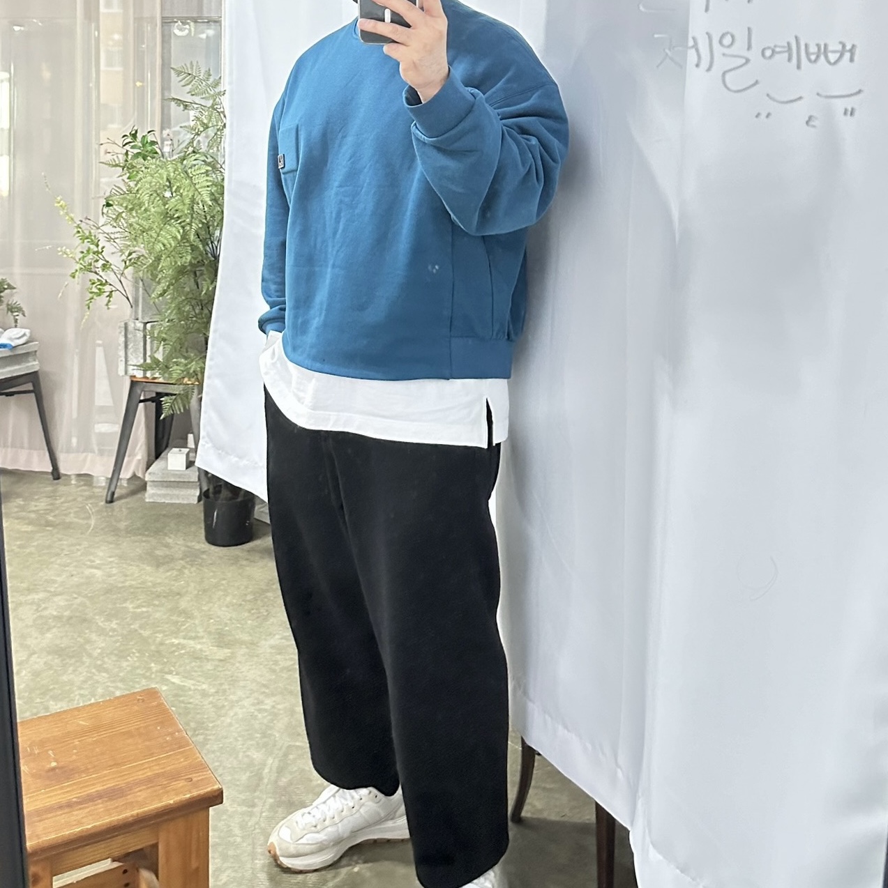 우영미 자수 볼캡 블랙, 우영미 코튼 크롭 스웨트셔츠 블루 - 22FW 착용 스타일 - 2
