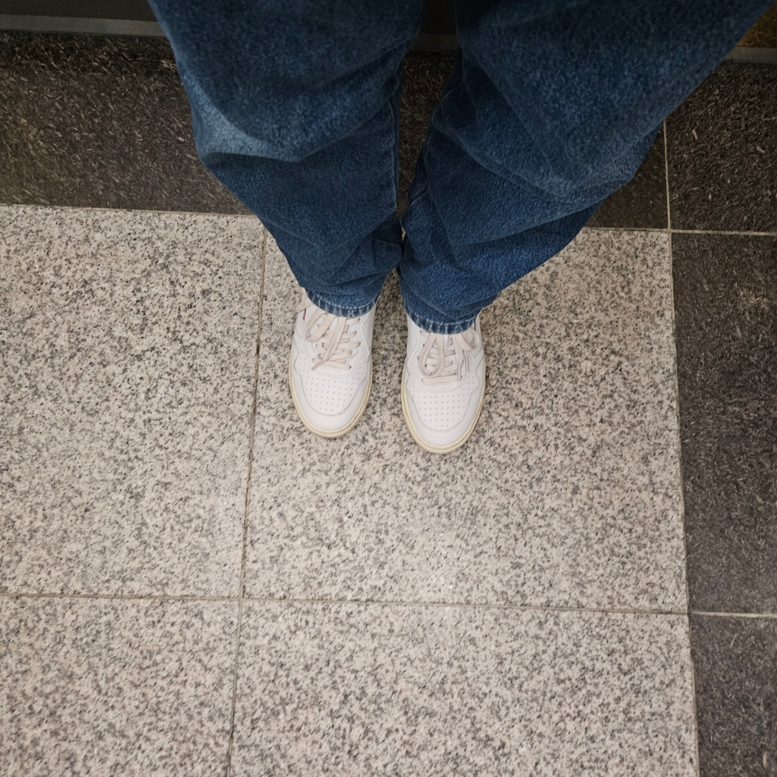 Autry Medalist Low Leather Sneakers White 착용 스타일