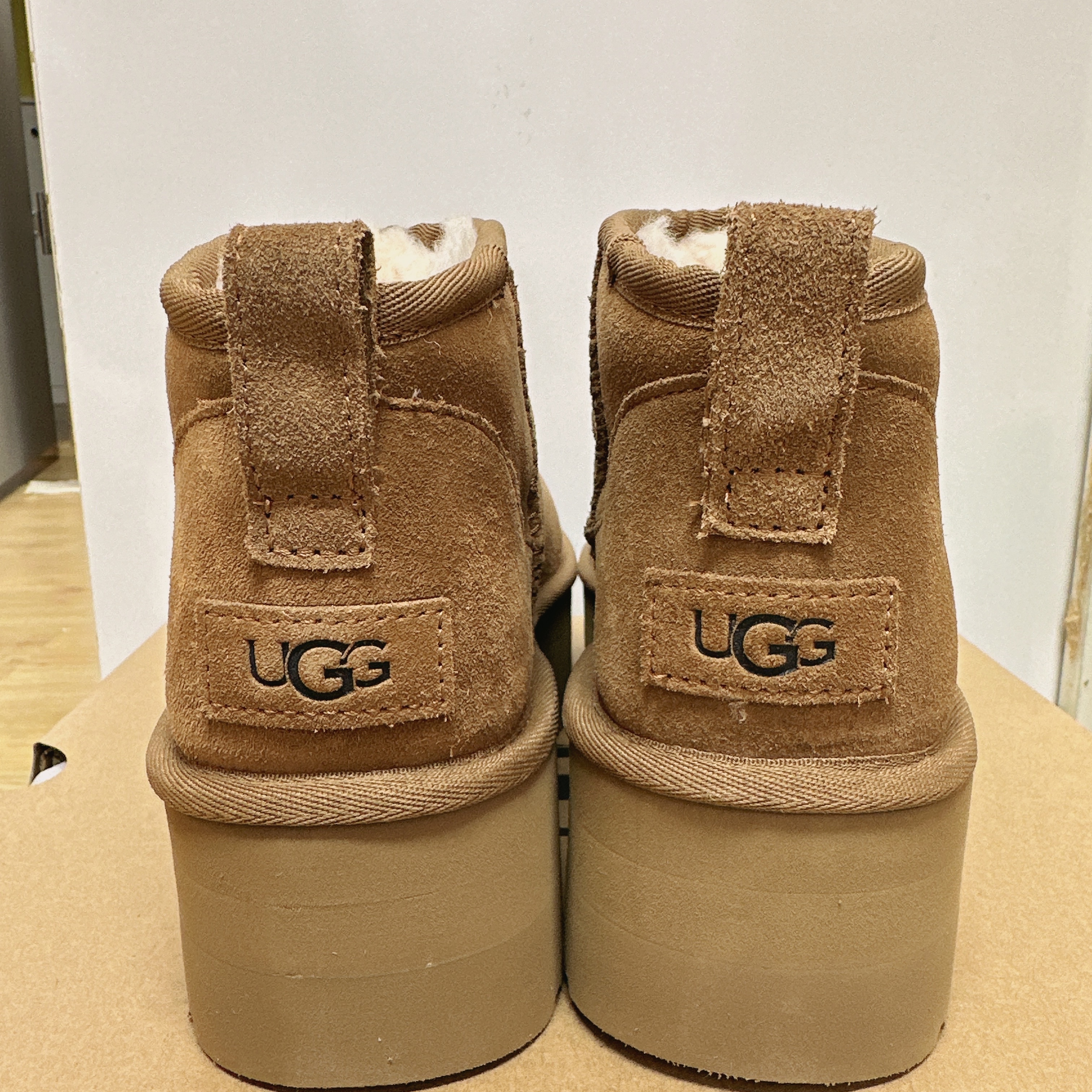 (W) UGG Classic Ultra Mini Platform Boots Chestnut 착용 스타일