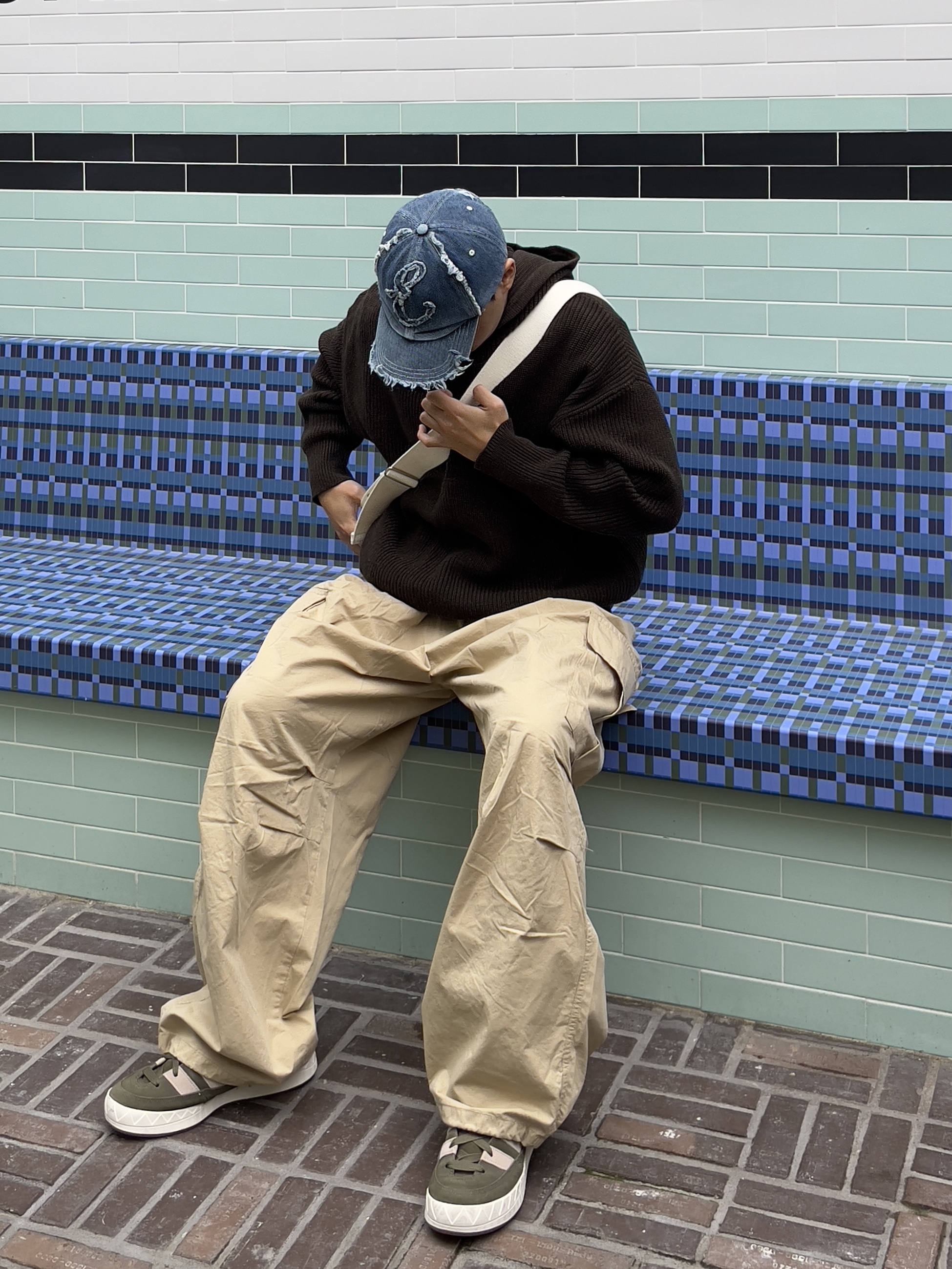 [KREAM 단독] Etce Damaged Denim Cap Blue, Adidas Adimatic Olive Strata Wonder Beige 착용 스타일 - 1