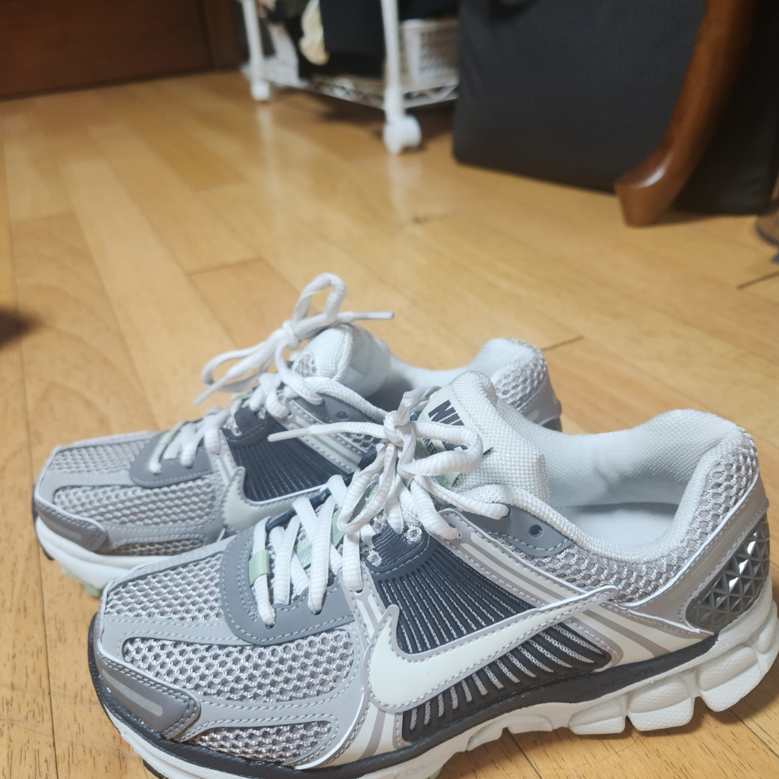 (W) Nike Zoom Vomero 5 Cobblestone and Flat Pewter 착용 스타일