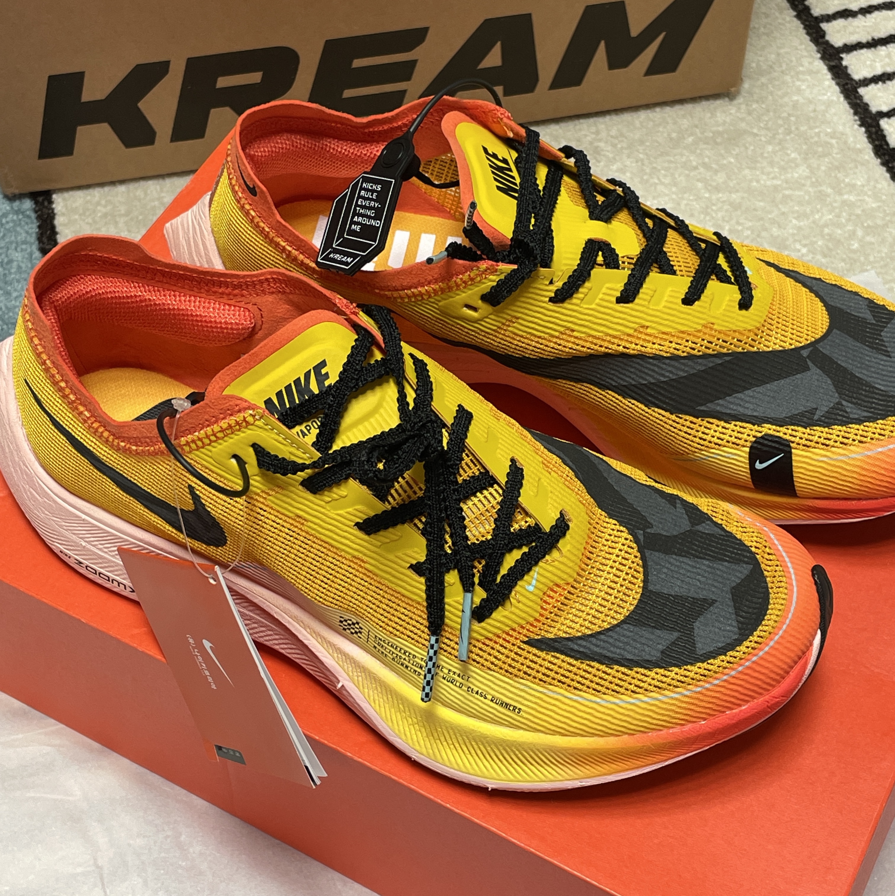Nike ZoomX Vaporfly Next% 2 University Gold 착용 스타일