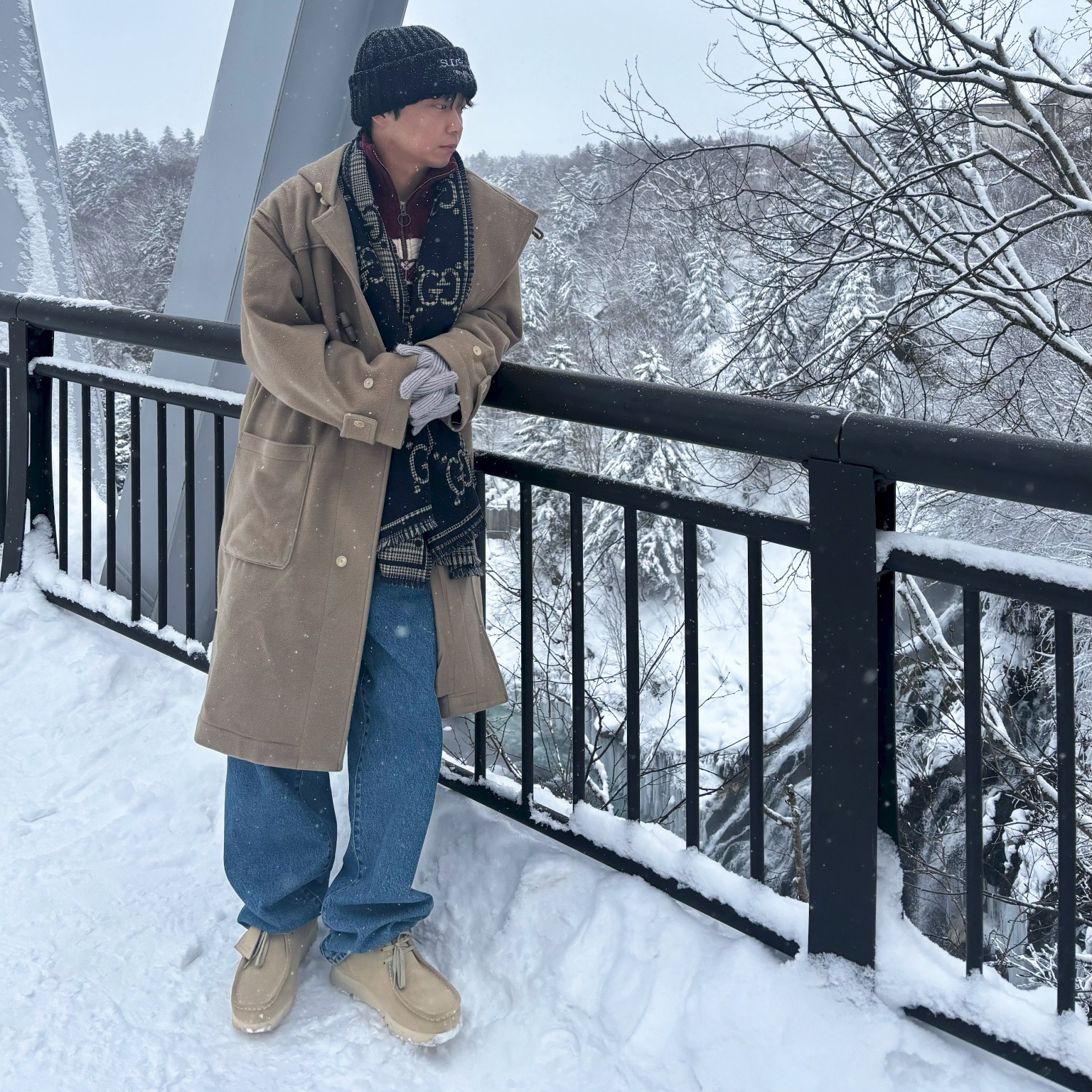 Clarks Wallabee Gore-Tex Maple Suede, Supreme Baggy Jean Washed Indigo - 23FW 착용 스타일 - 1