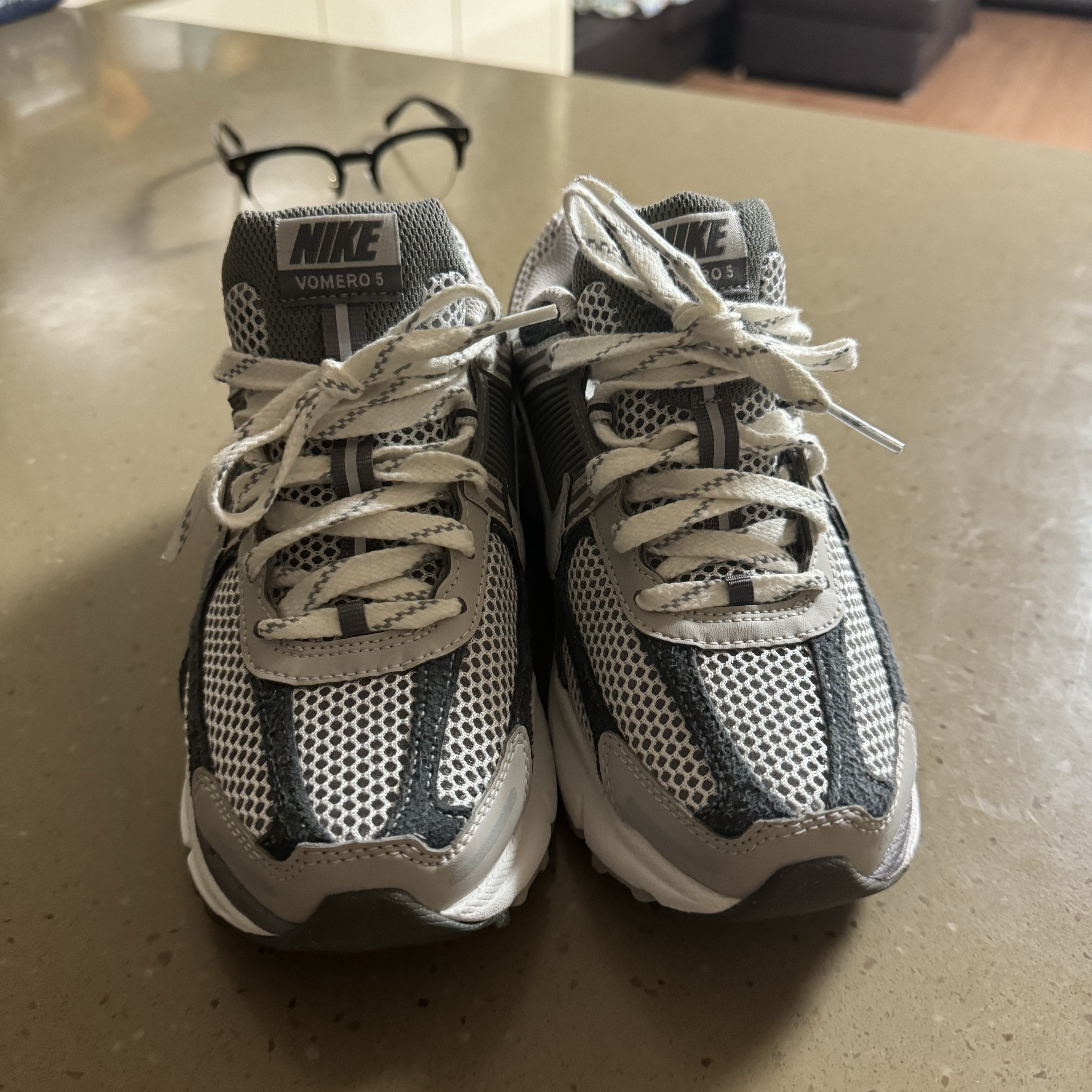 Nike Zoom Vomero 5 PRM Light Iron Ore and Flat Fewter 착용 스타일 - 4