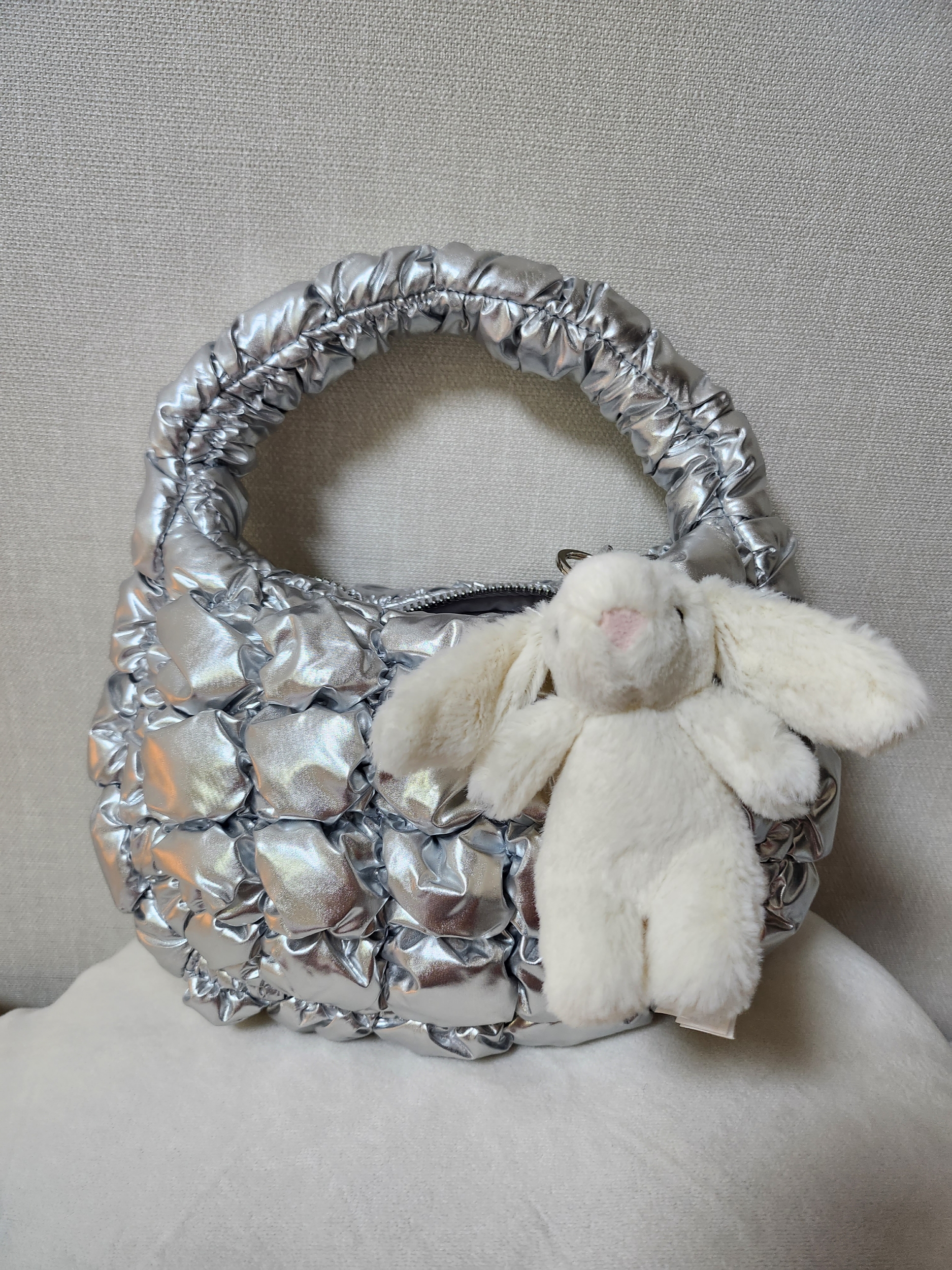 Jellycat Bashful Bunny Bag Charm Cream, COS Quilted Micro Bag Silver 착용 스타일 - 1