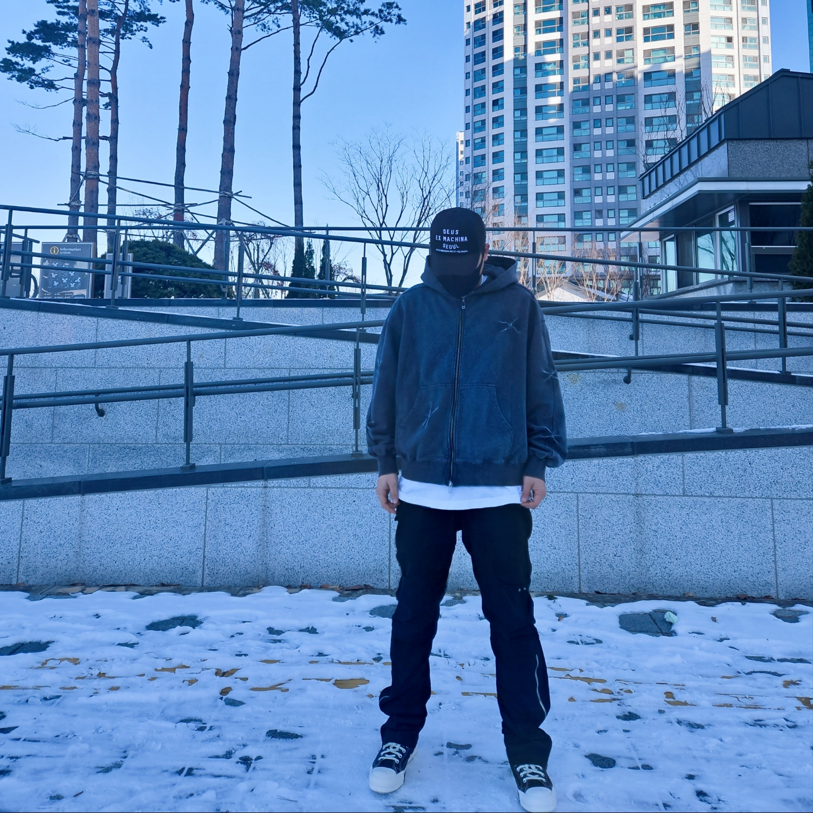 컨버스 x 다크쉐도우 다크스타 척 70 로우 블랙, 데우스 엑스 마키나 서울 어드레스 트러커 캡 블랙 착용 스타일 - 2