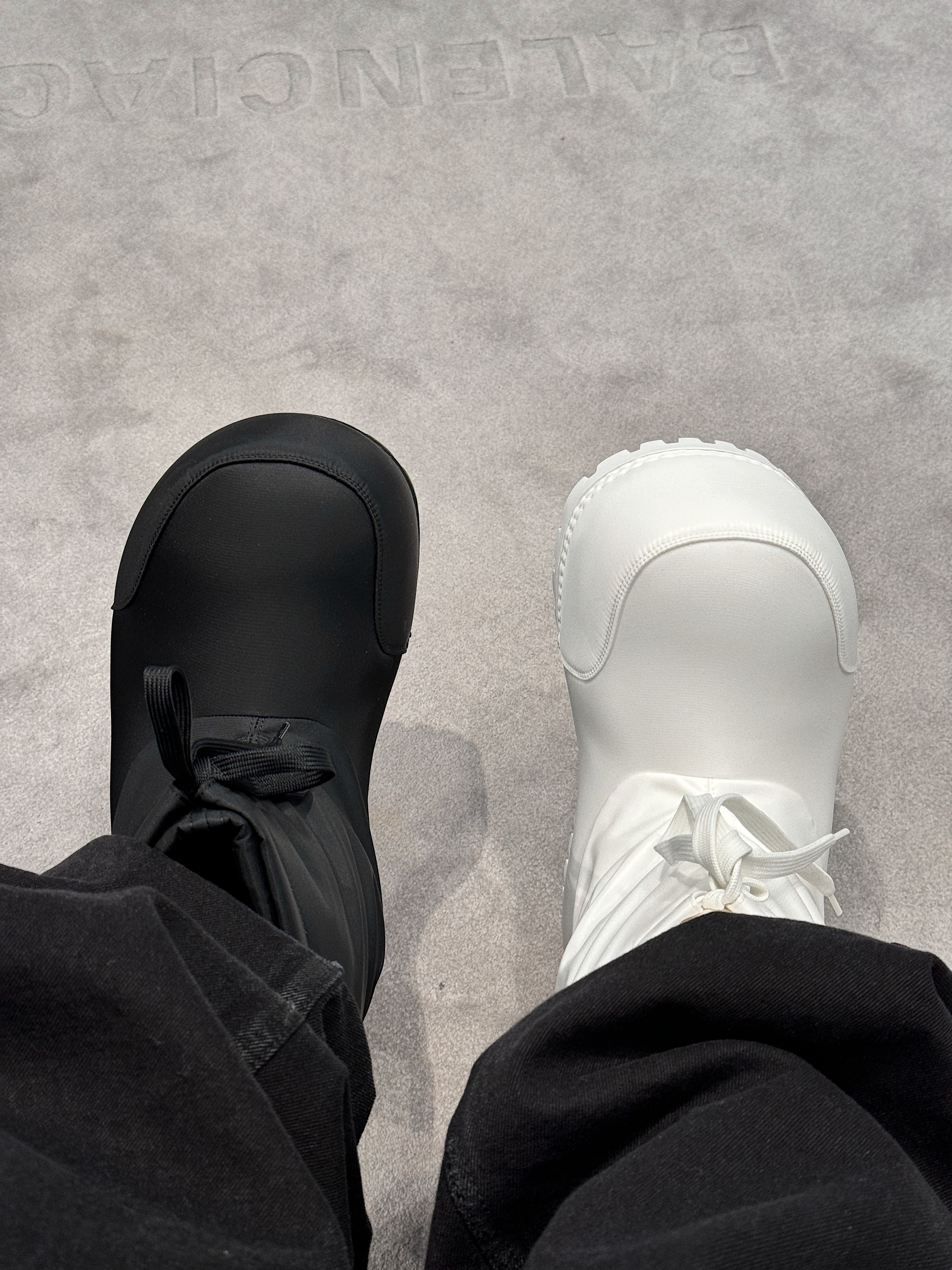 Balenciaga Skiwear Alaska Nylon Low Boot Black, (W) Balenciaga Skiwear Alaska Nylon Low Boot White 착용 스타일 - 2