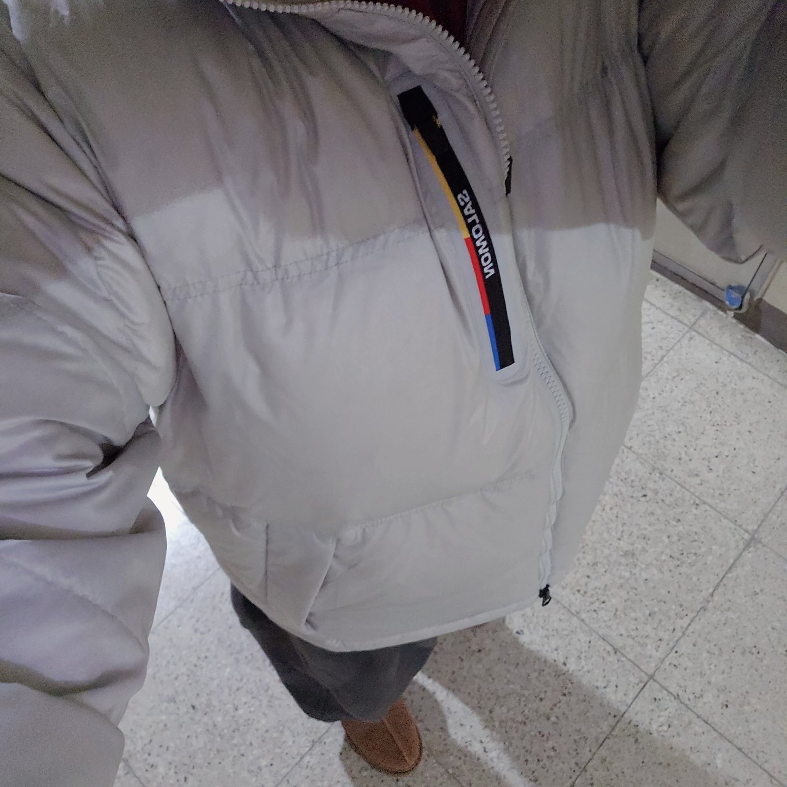 UGG Neuman Chestnut, Salomon Contour Down Jacket Chocolate 착용 스타일 - 1