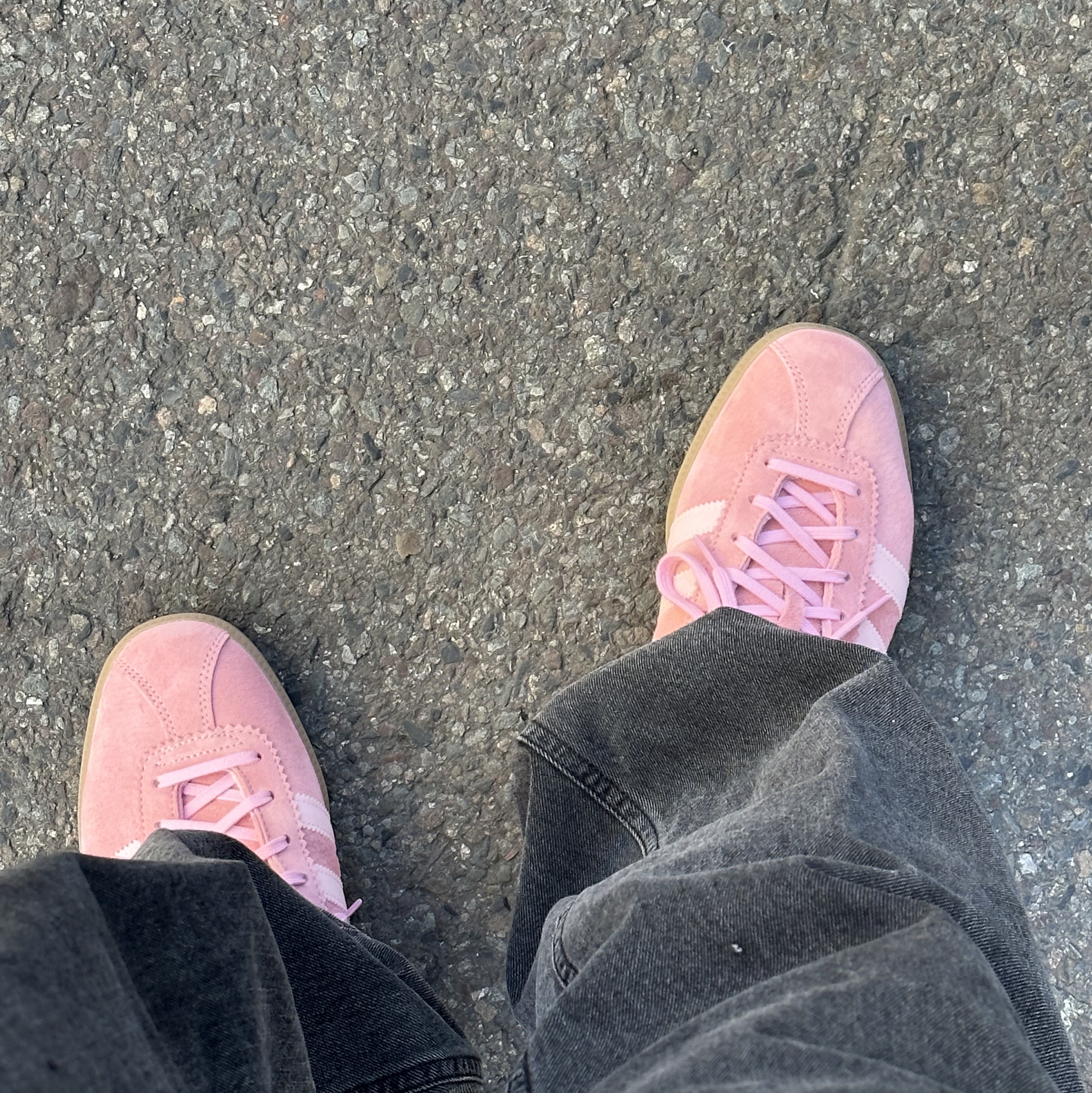 Adidas Bermuda Glow Pink 착용 스타일