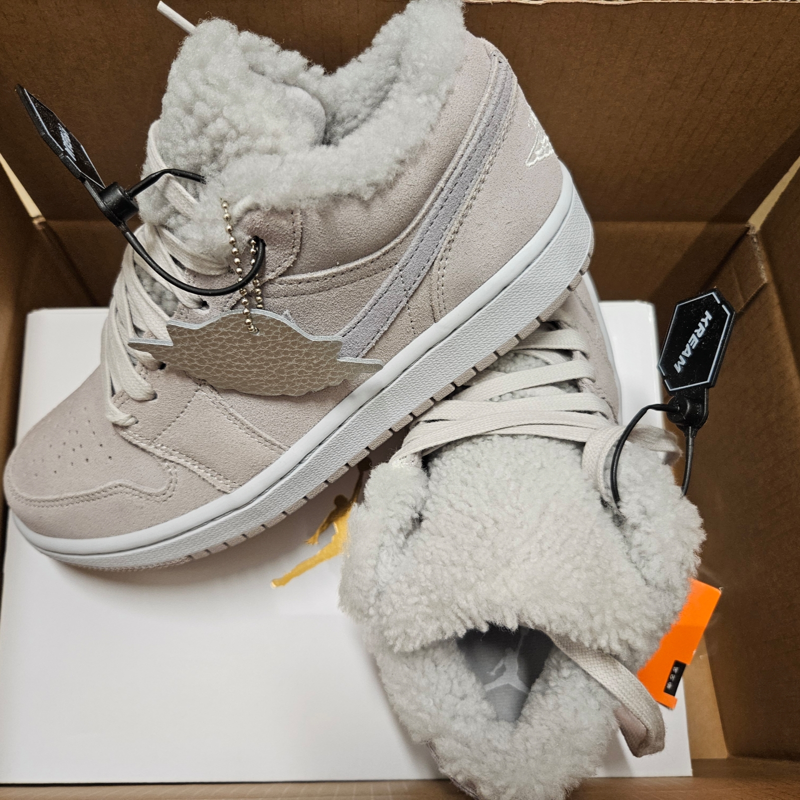 (W) Jordan 1 Low SE Sherpa Fleece 착용 스타일 - 1