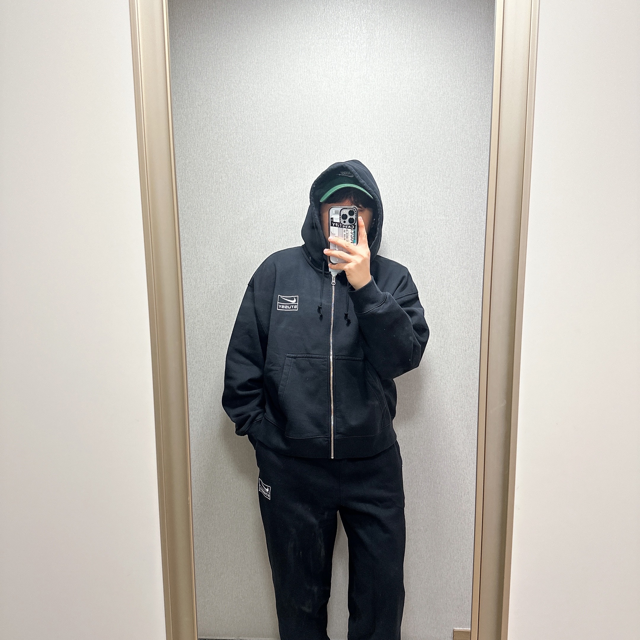 Nike x Stussy Washed Fleece Pants Black (FN5235-010), Nike x Stussy Full Zip Washed Fleece Hoodie Black (FJ9175-010) 착용 스타일