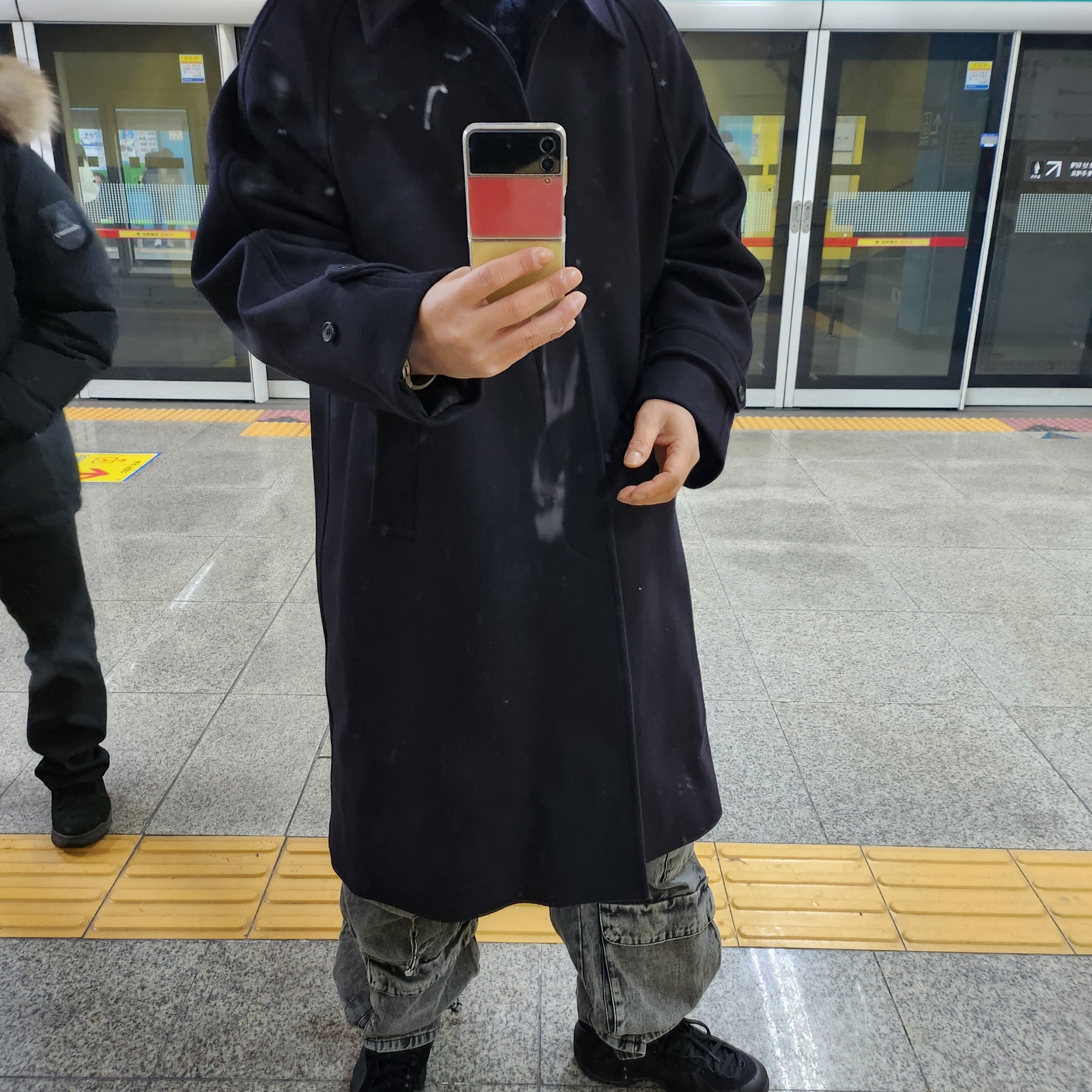 나이키 에어 폼포짓 원 블랙 앤트러사이트 착용 스타일 - 1