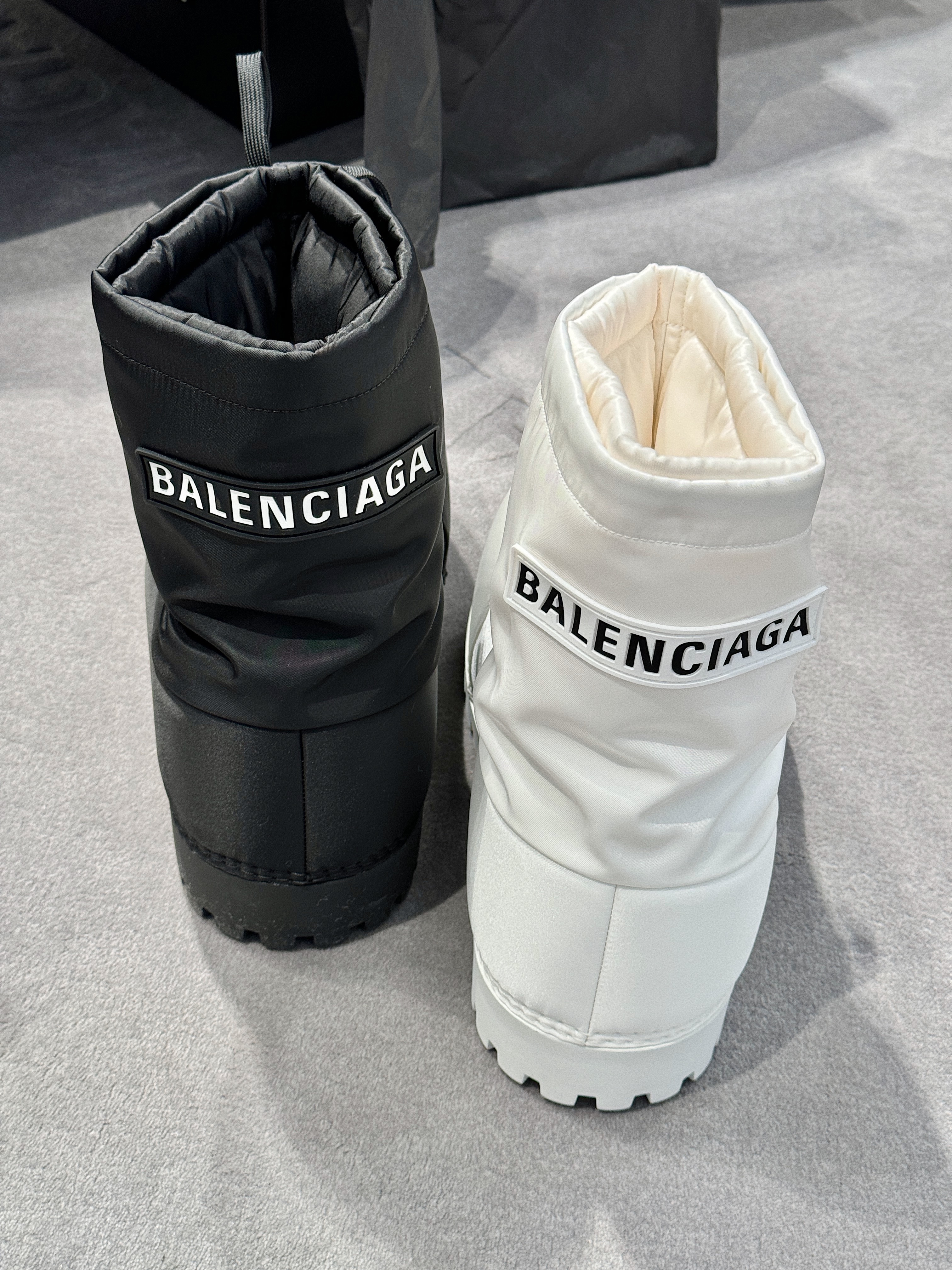 Balenciaga Skiwear Alaska Nylon Low Boot Black, (W) Balenciaga Skiwear Alaska Nylon Low Boot White 착용 스타일 - 1