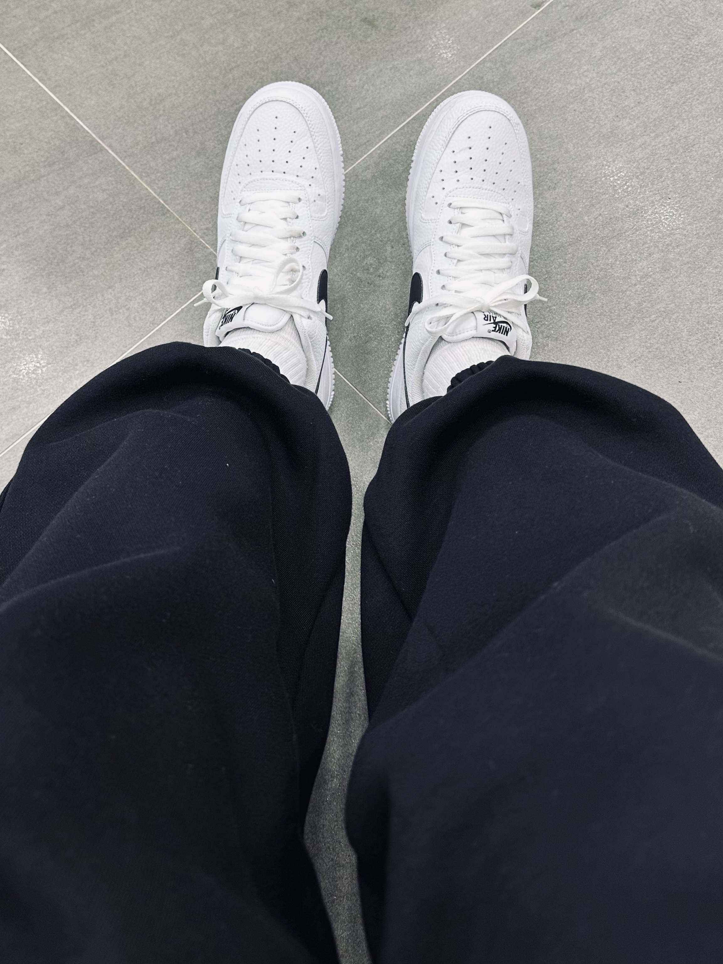 Undermycar Mu.03 Anti Fxxking Logo Play Oversized Sweat Jogger Black, Nike Air Force 1 '07 White Black 착용 스타일 - 3